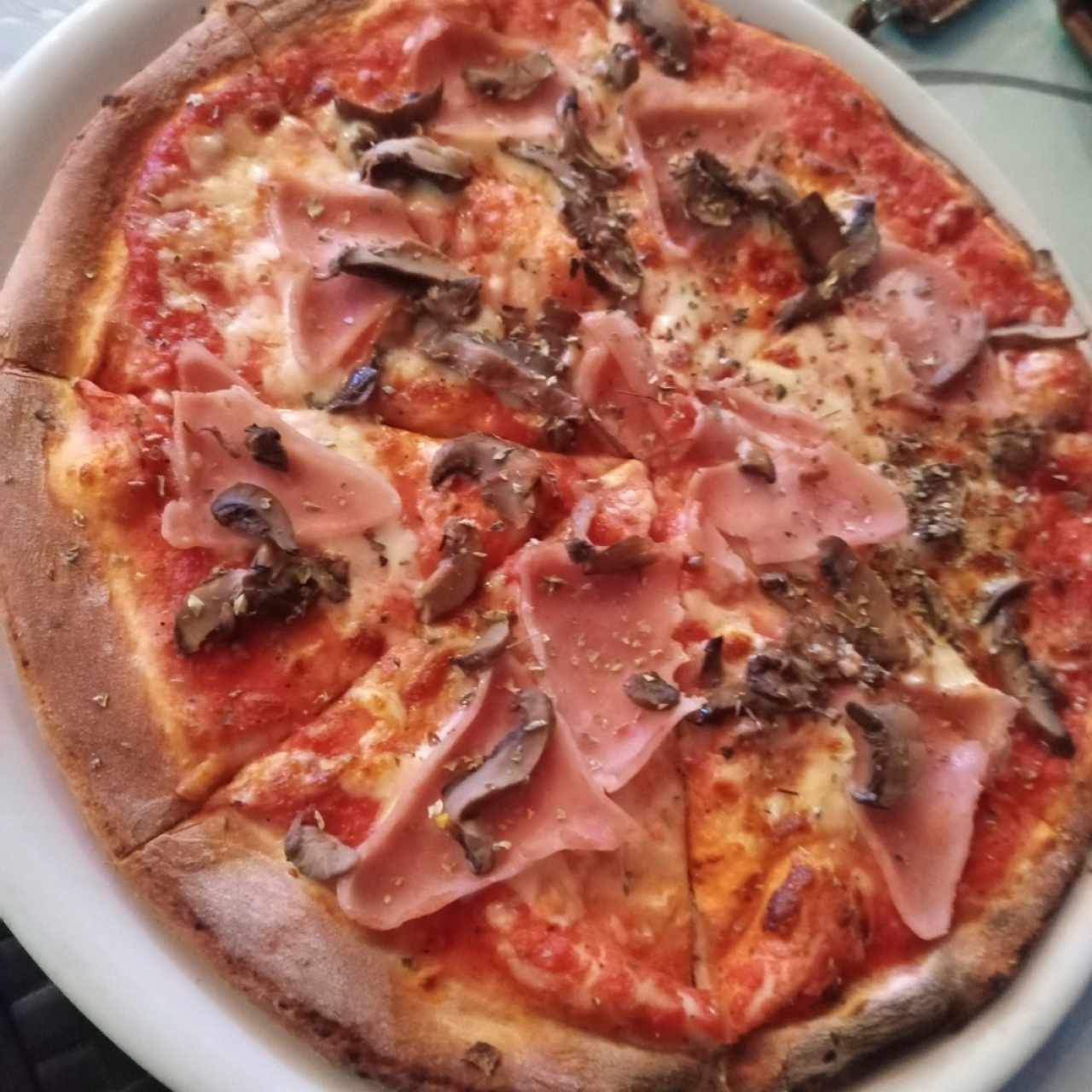 Pizza con jamón y hongos tamaño mediano