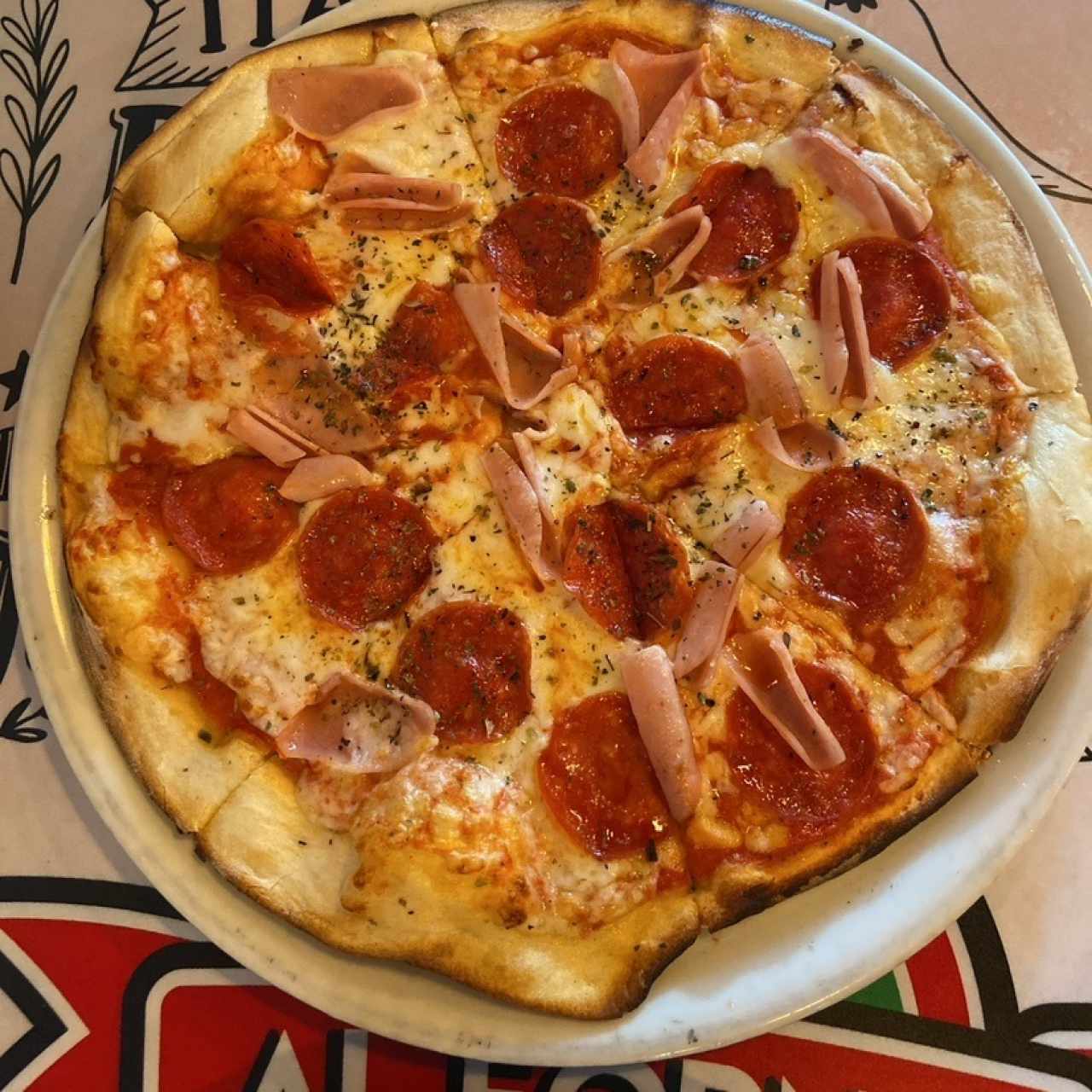 Pizza con pepperoni y jamón tamaño familiar