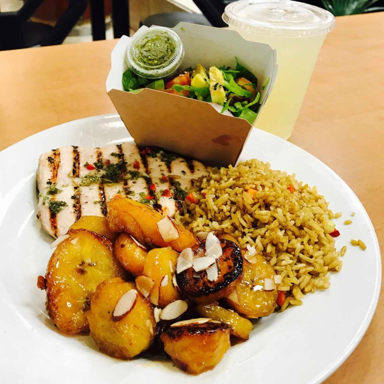 Pollo a la plancha con dos acompañantes y ensalada de aguacate