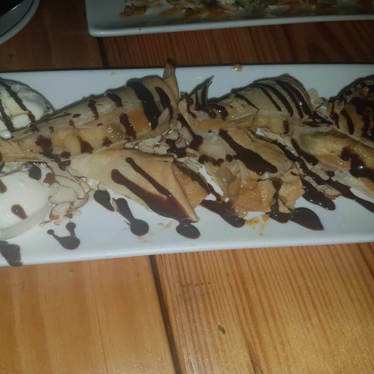 Postre de banana con helado
