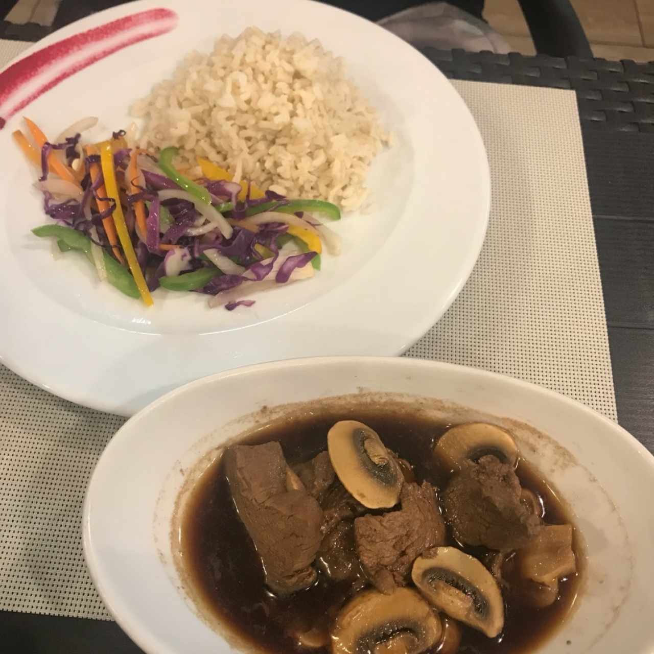 carne con hongos y arroz integral 