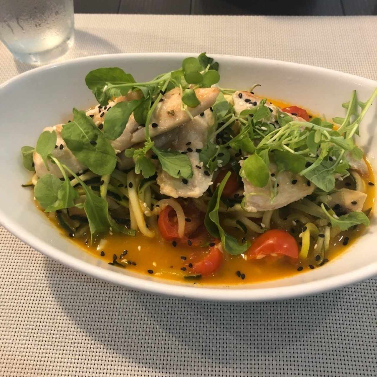 spaguetti de zuquini con pollo a la plancha