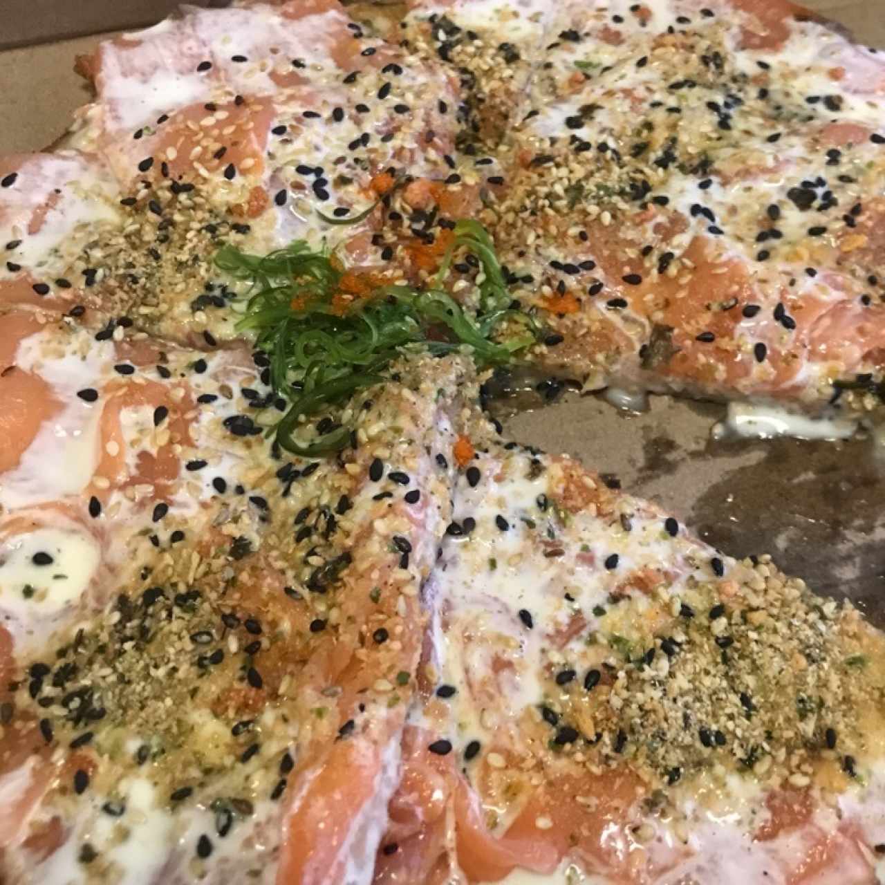 Sushi pizza de salmón