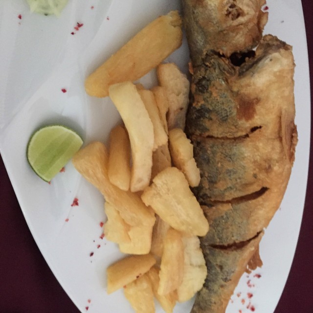 Corvina frita con yuca