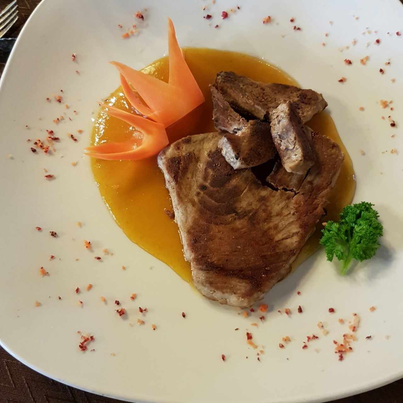 atún con salsa de maracuya.