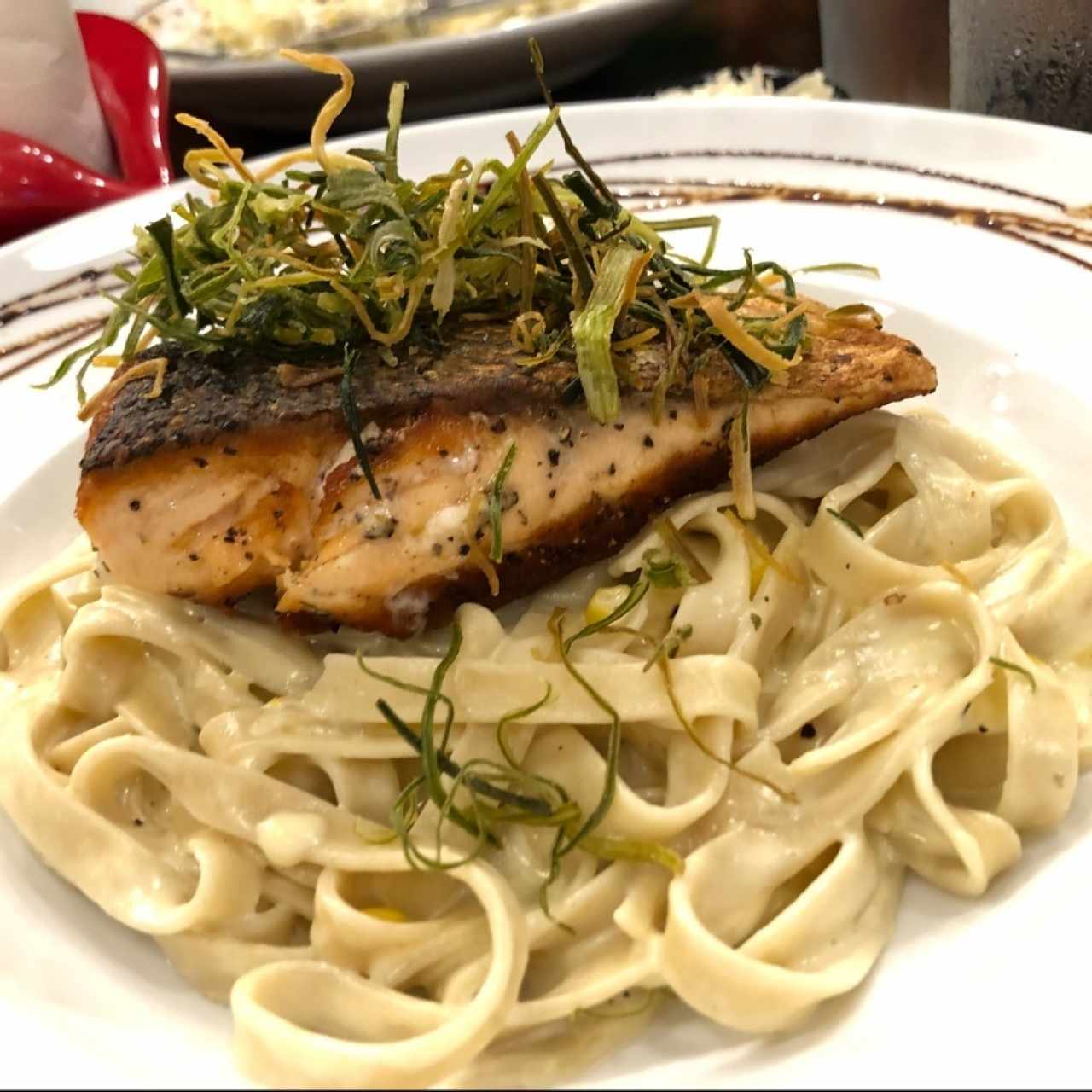 Lemon Salmon con Fettucini Alfredo