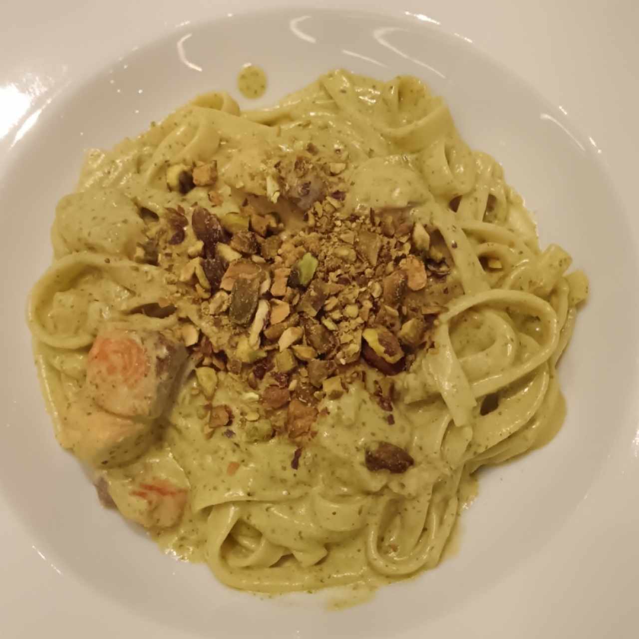 Fetuchini con salmón y pistacho 
