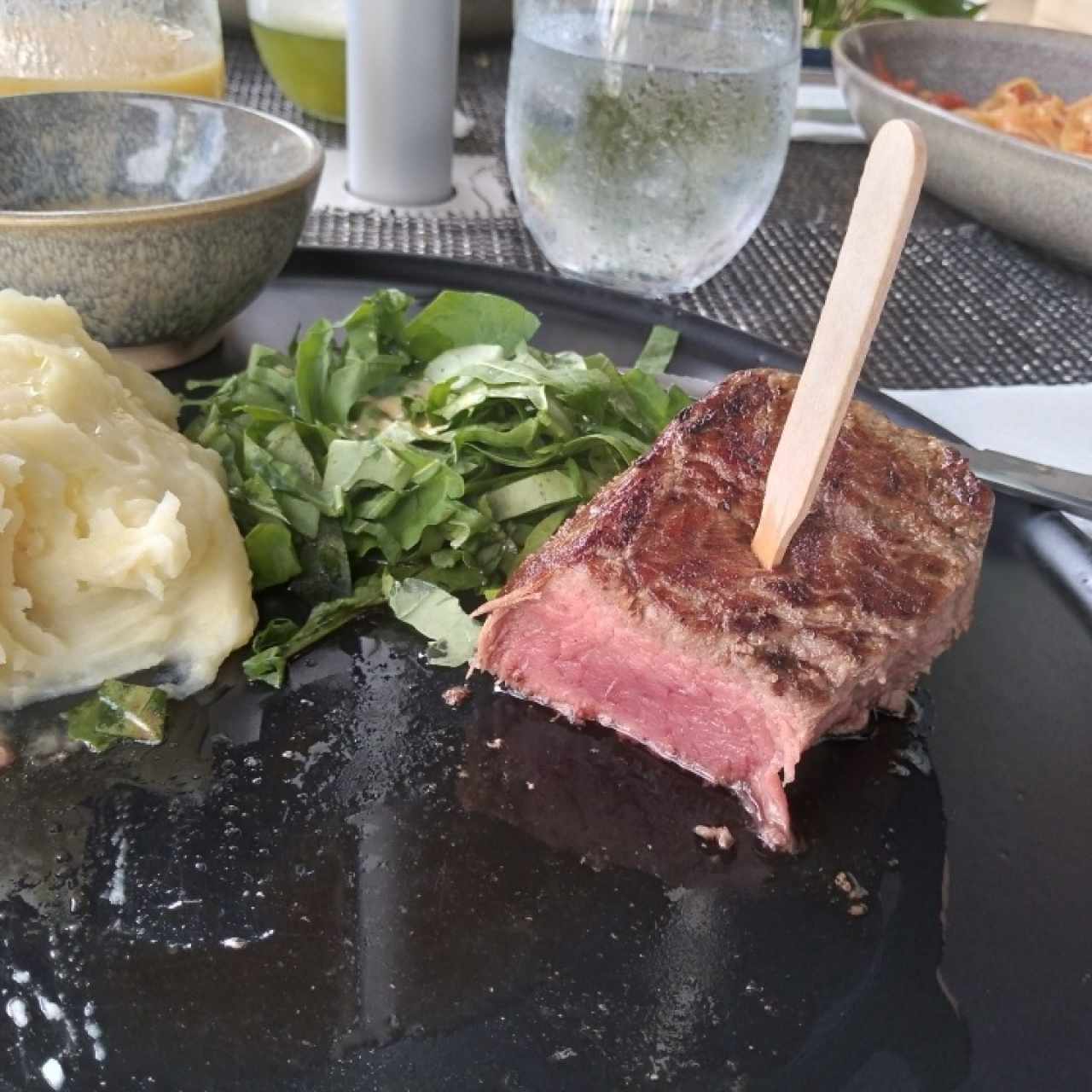 filete terminó medio con puré de papas y ensalada verde.