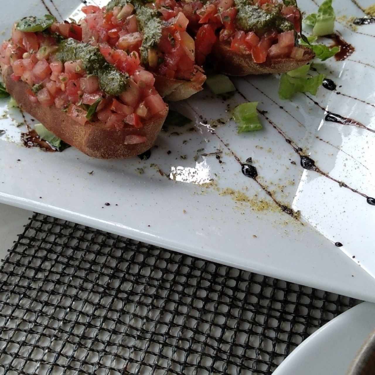 pan tostado de la casa con tomates y finas hierbas 
