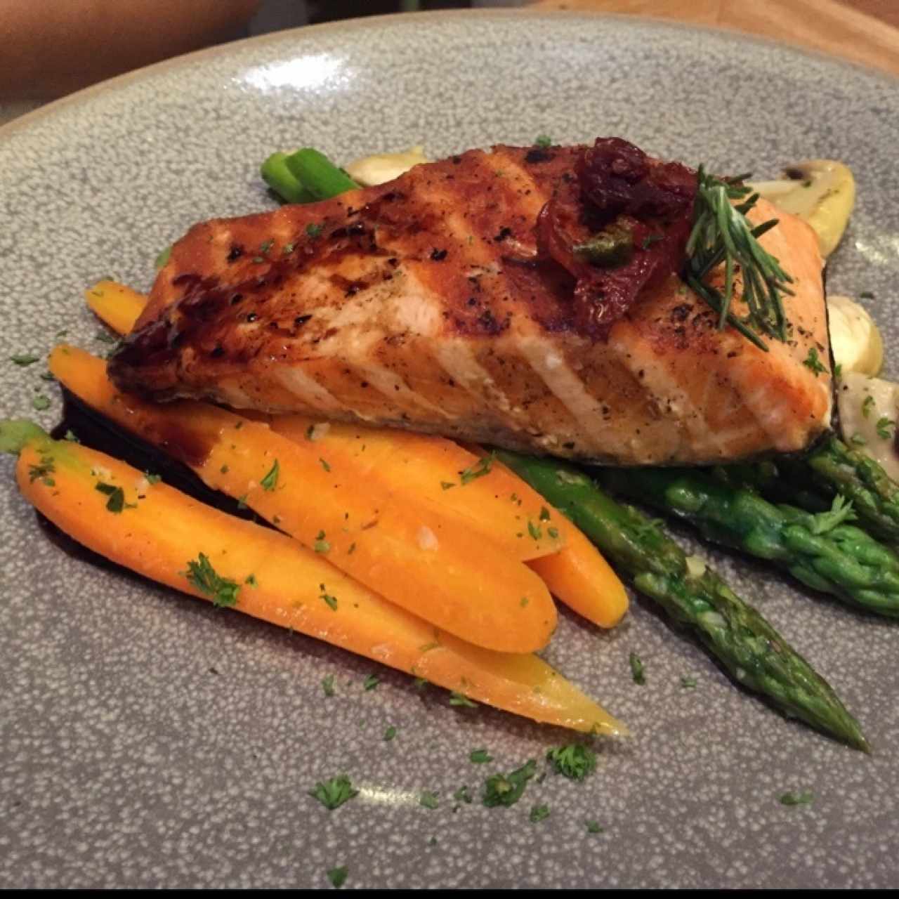 Salmón con espárragos y zanahorias