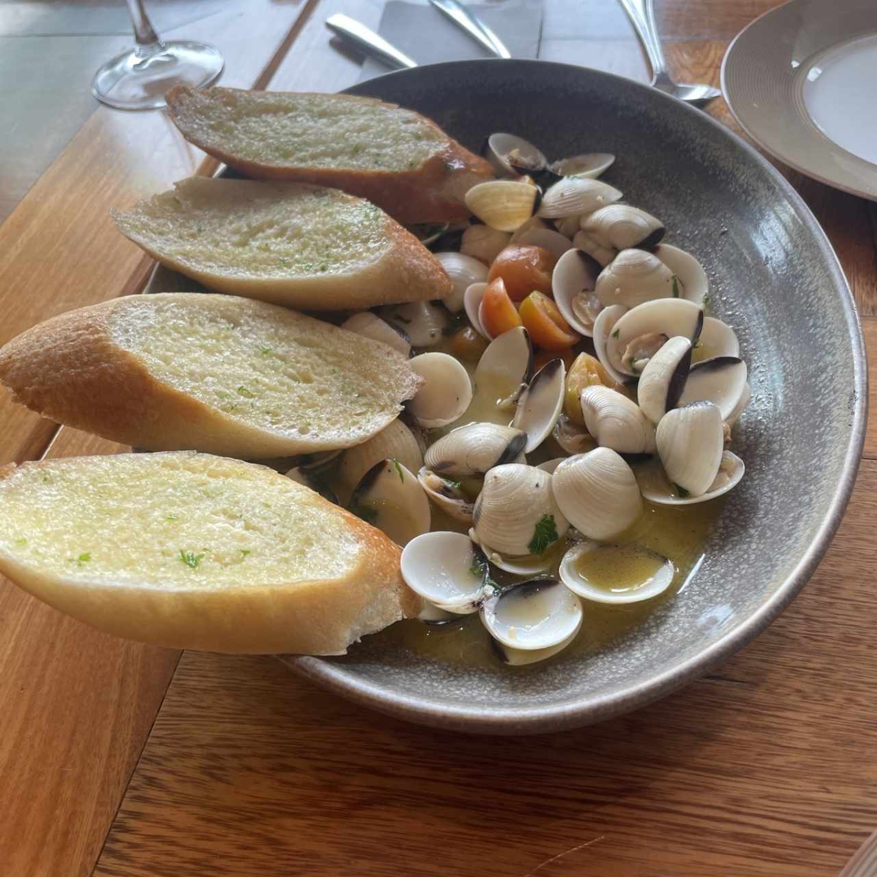 Almejas al ajillo