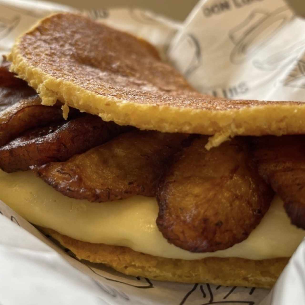 Cachapa con queso de mano y tajadas 