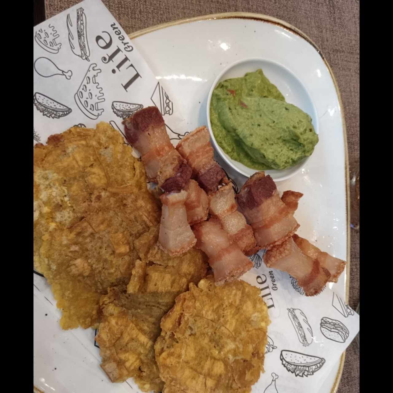ENTRADAS - Chicharrón con patacones