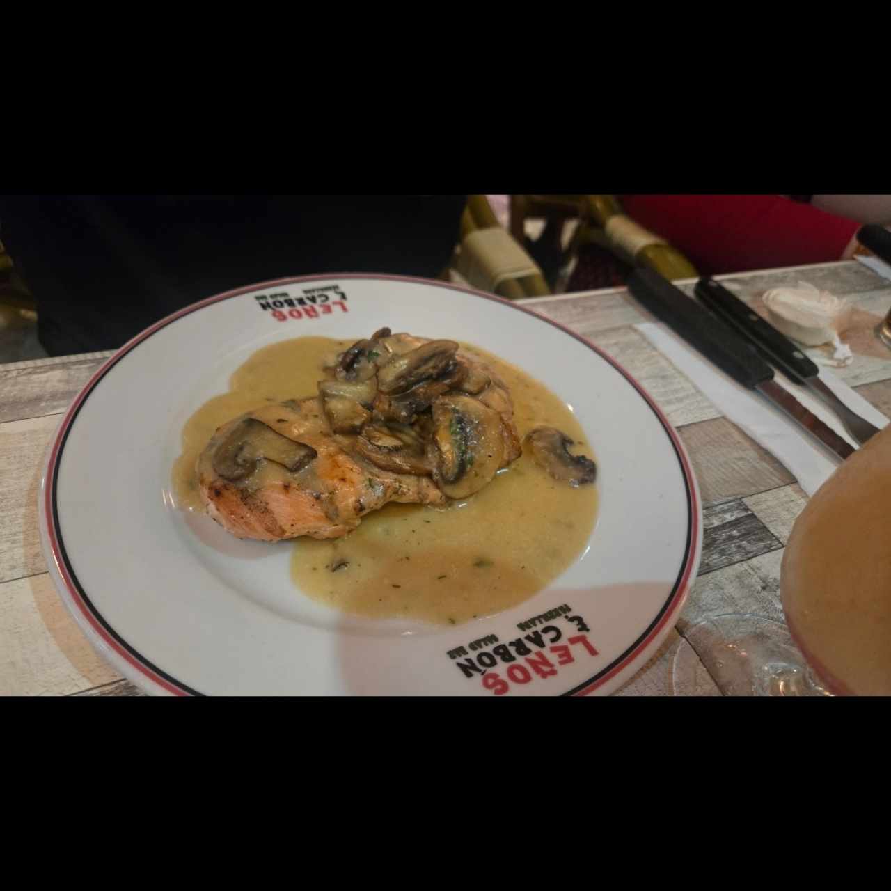 FILETE DE POLLO EN SALSA DE CHAMPIÑONES