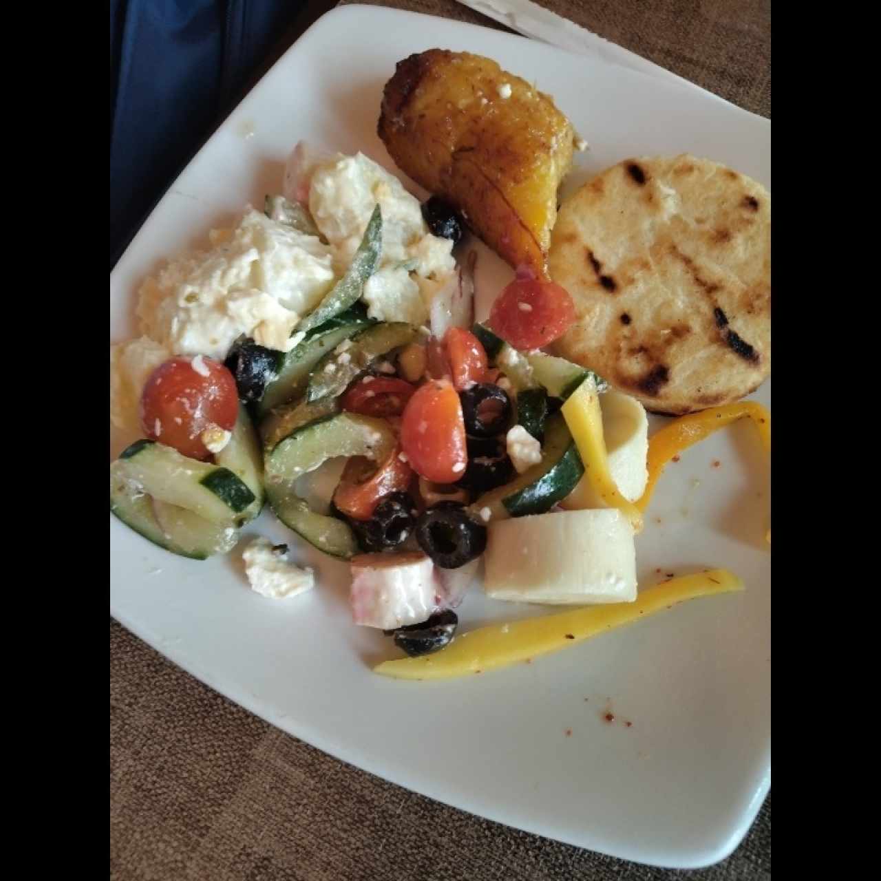 GUARNICION (Ensalada, papa, plátano maduro y arepa)