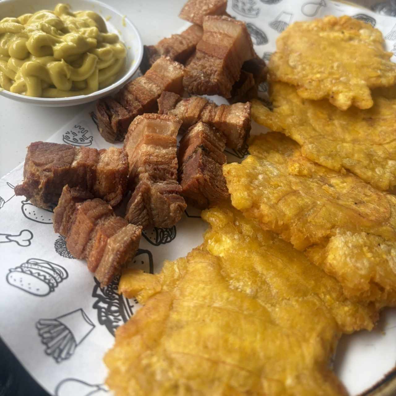 ENTRADAS - Chicharrón con patacones