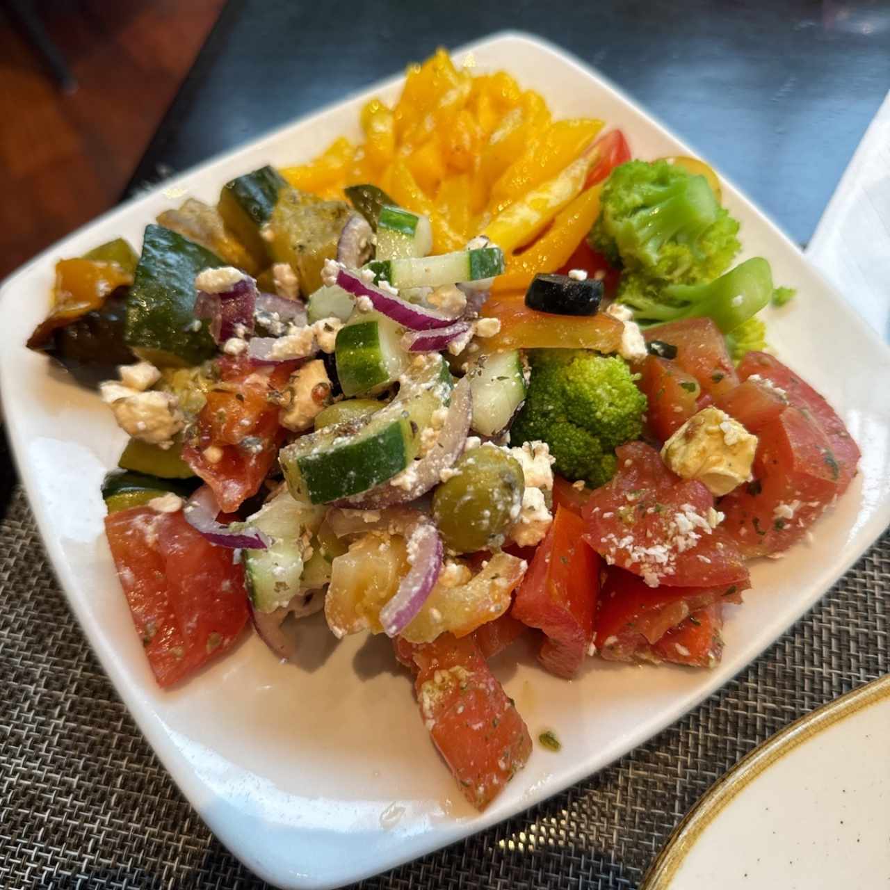 GUARNICION (Ensalada, papa, plátano maduro y arepa)