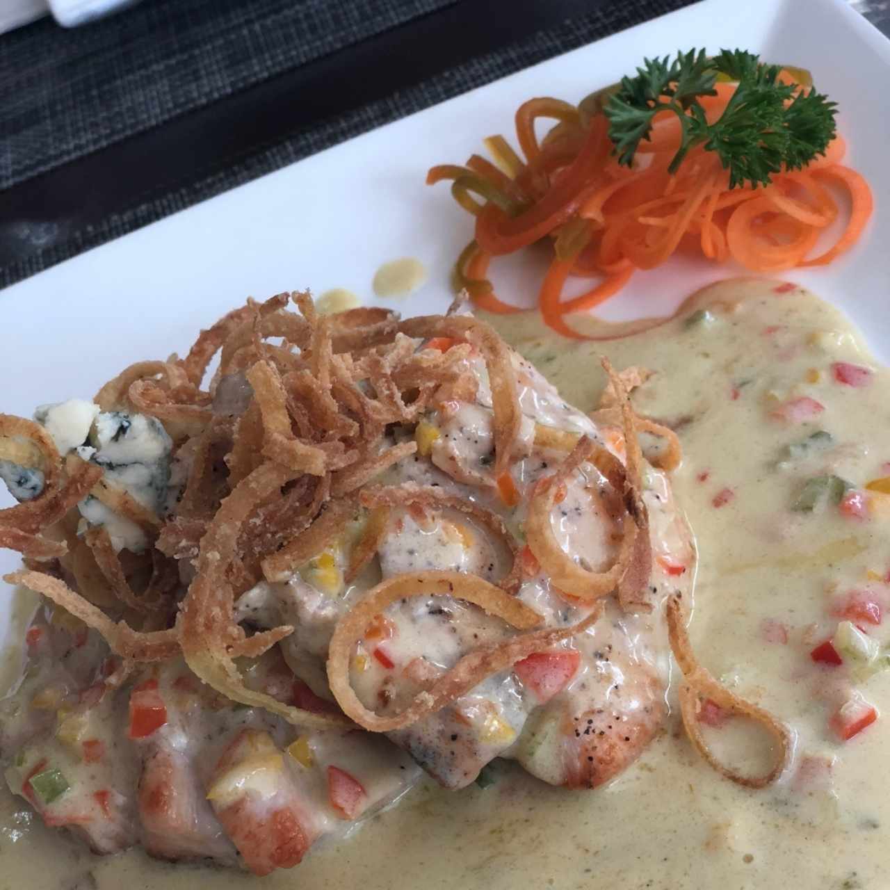 Pollo en salsa de quezo azul