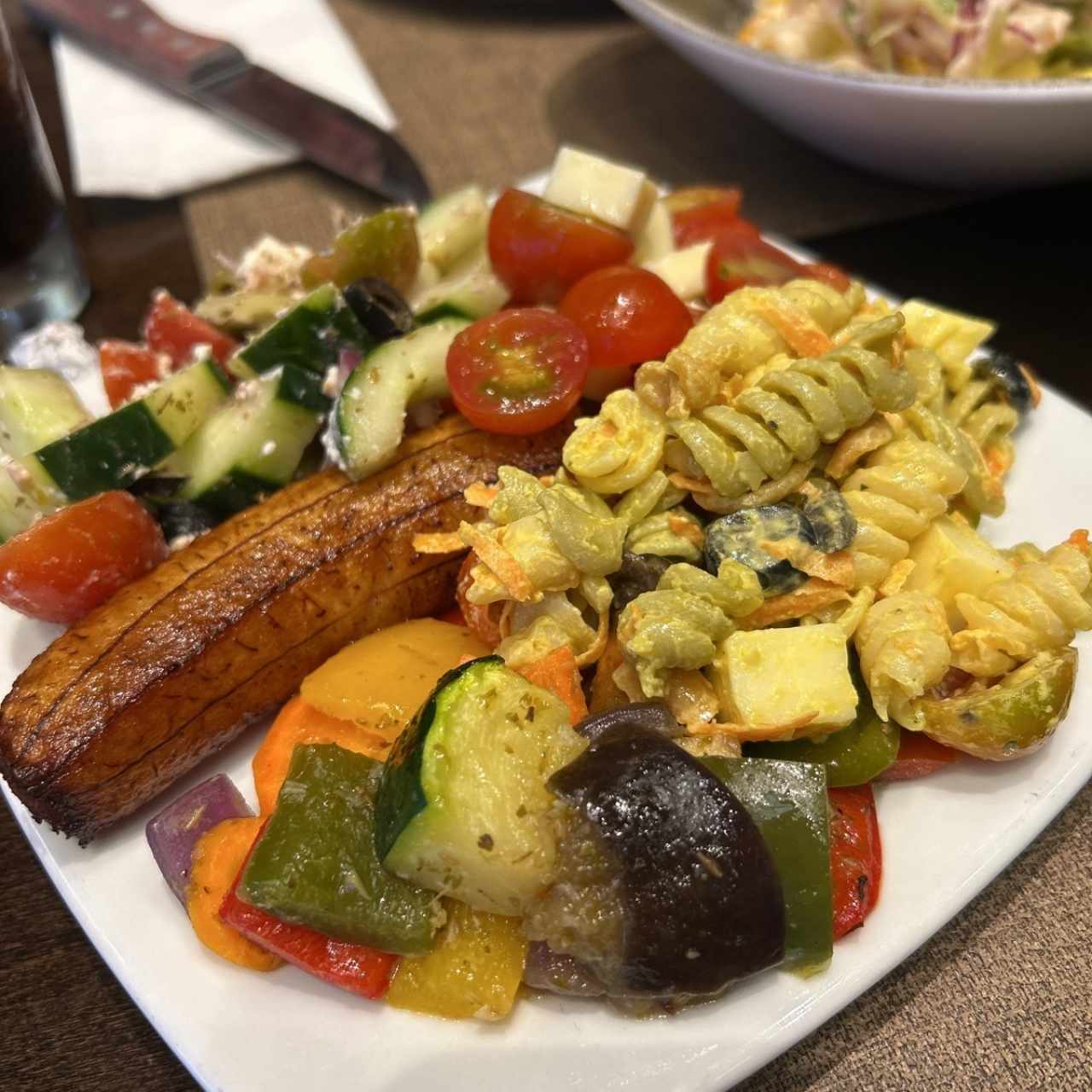 GUARNICION (Ensalada, papa, plátano maduro y arepa)