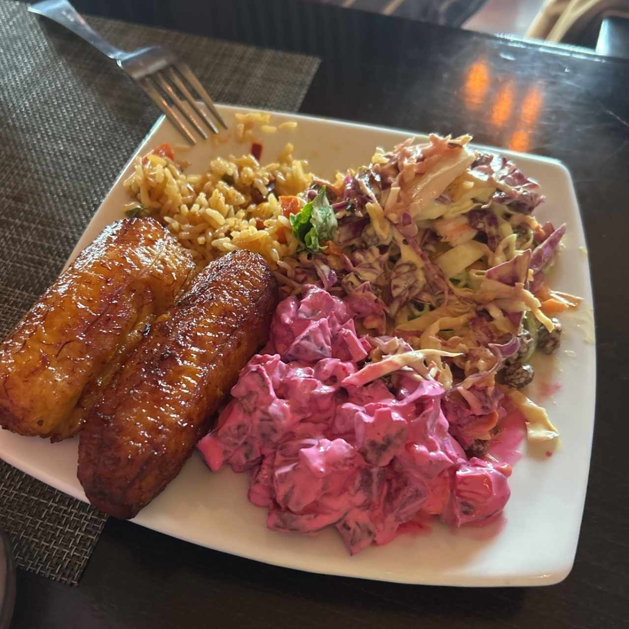 GUARNICION (Ensalada, papa, plátano maduro y arepa)