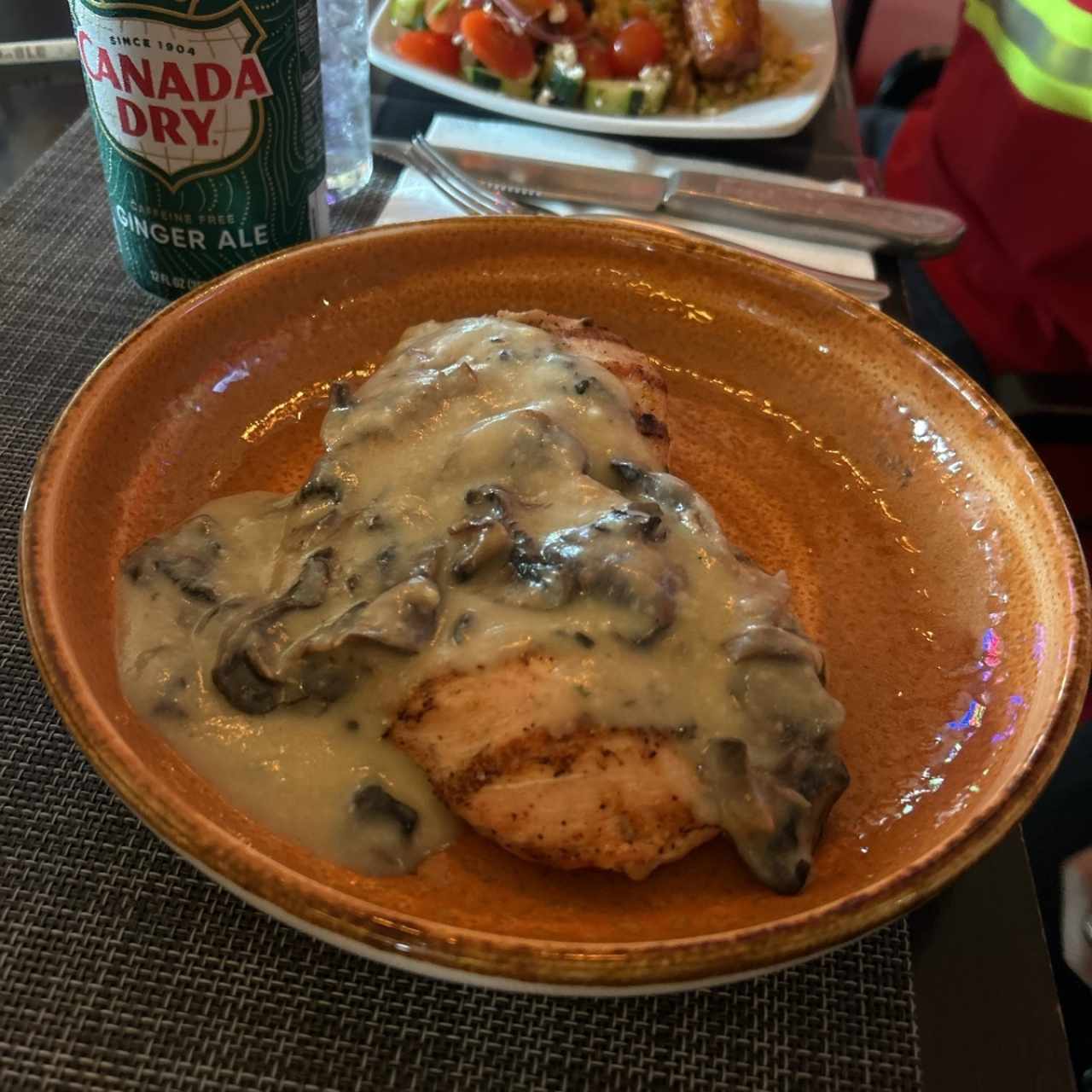 FILETE DE POLLO EN SALSA DE CHAMPIÑONES