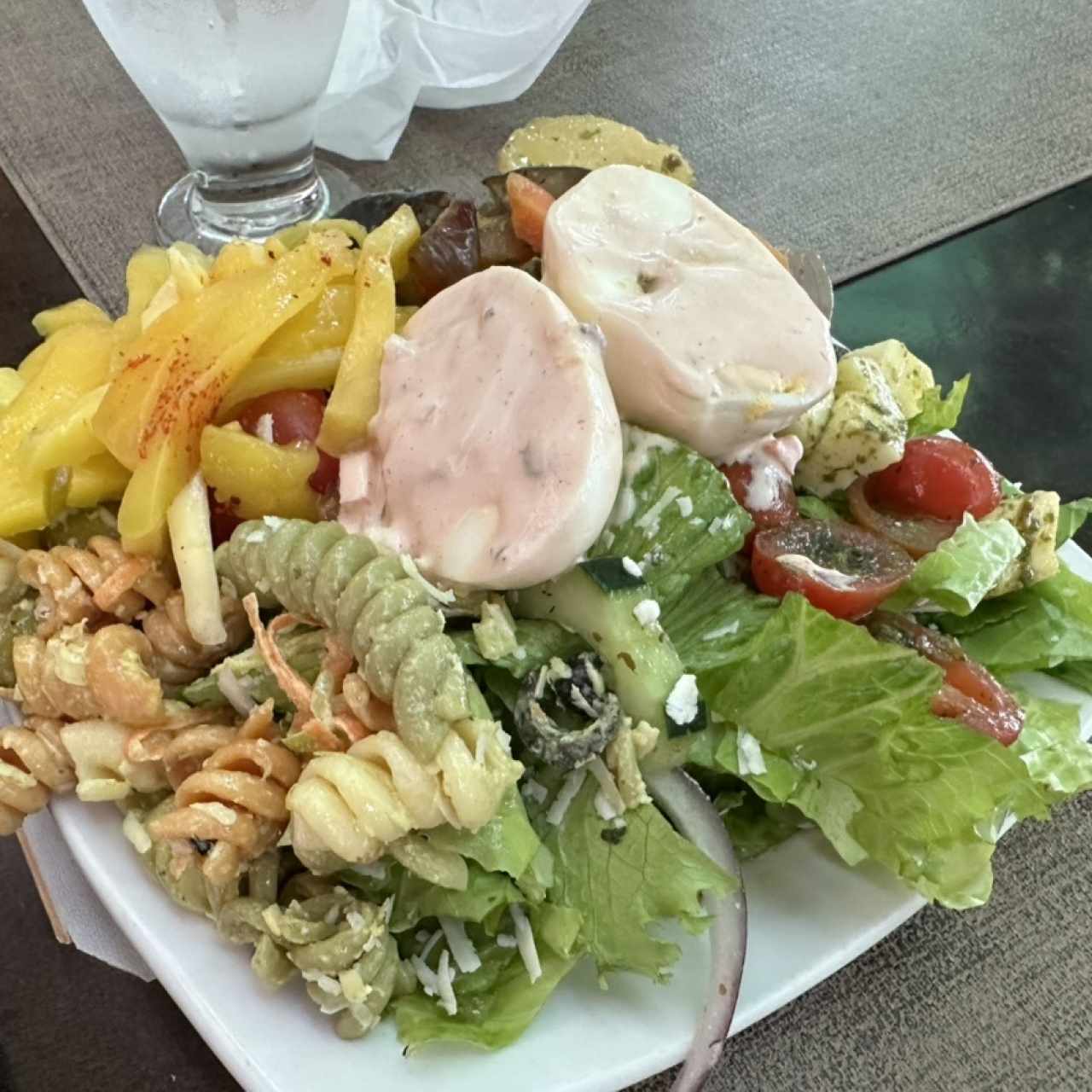 GUARNICION (Ensalada, papa, plátano maduro y arepa)