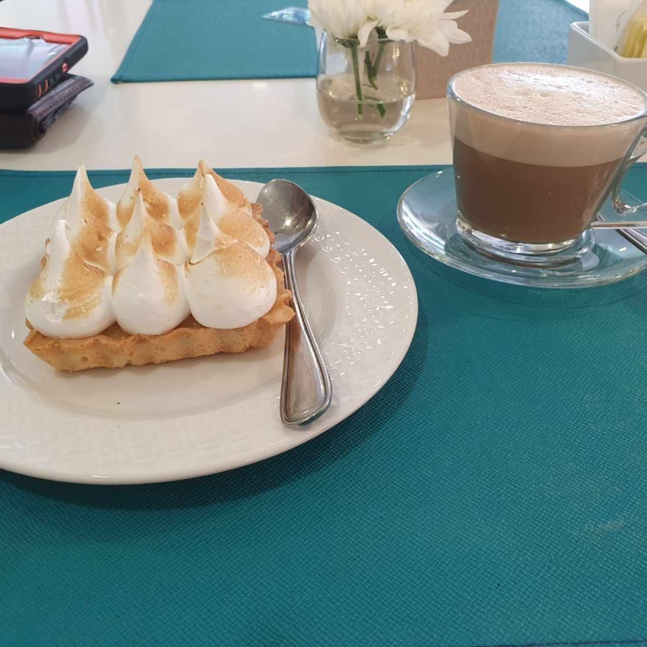 Pie de limón y capuchino