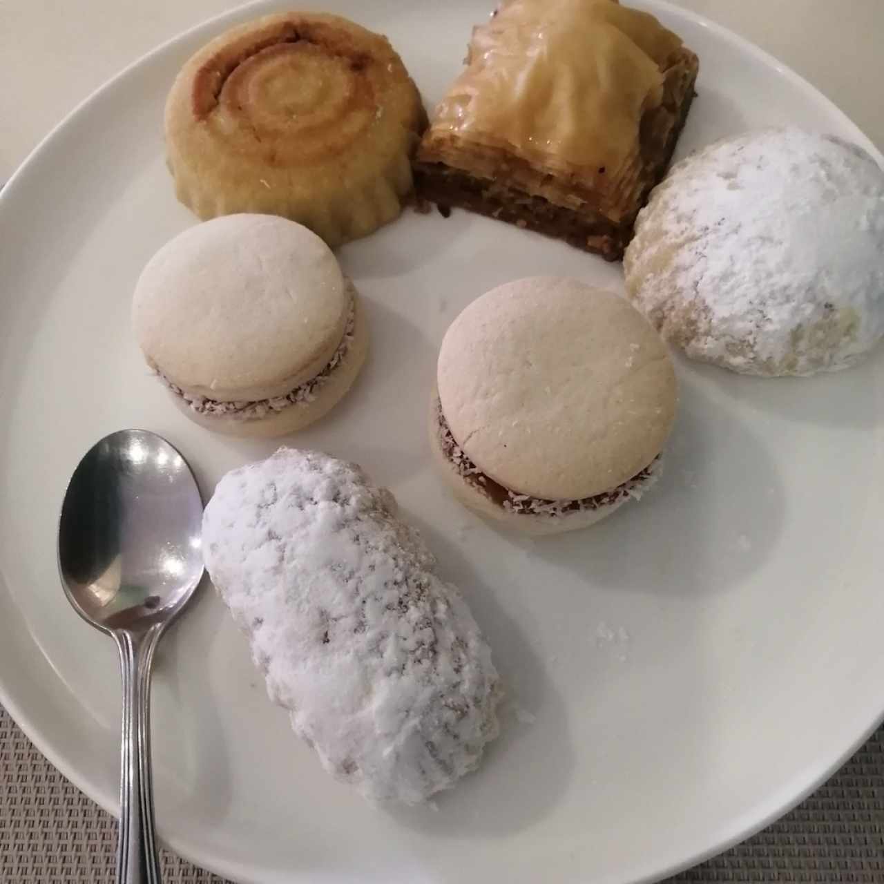 Mammul  de nuez, Baklava de Marañón y alfajor. 