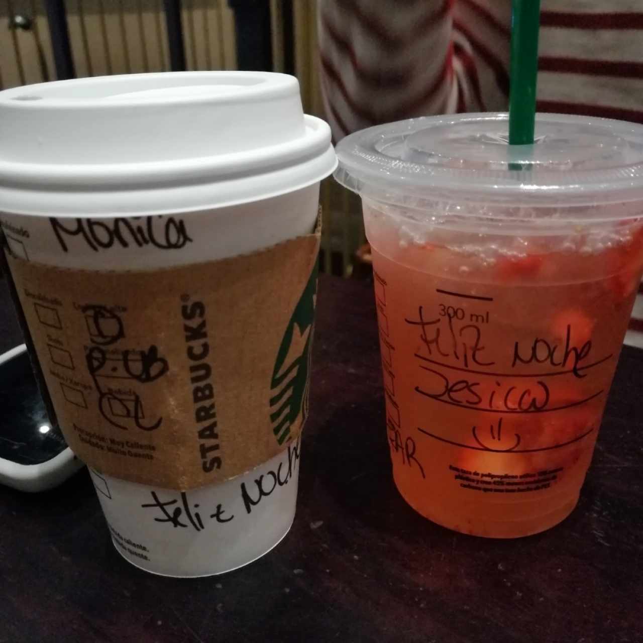 chocolate caliente y strawberry refresher