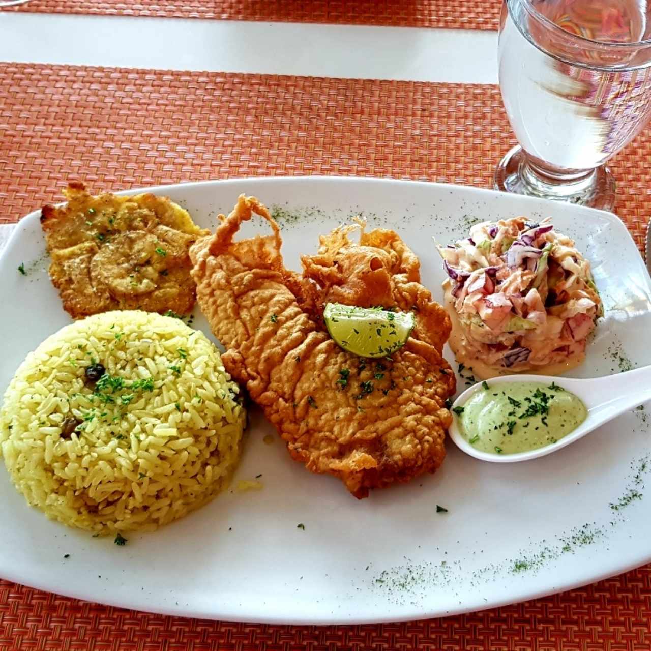 menú ejecutivo: filete de pescado rebozado, con arroz pillar, patacón (exquisito)😋 y ensalada rayada. Delicioso