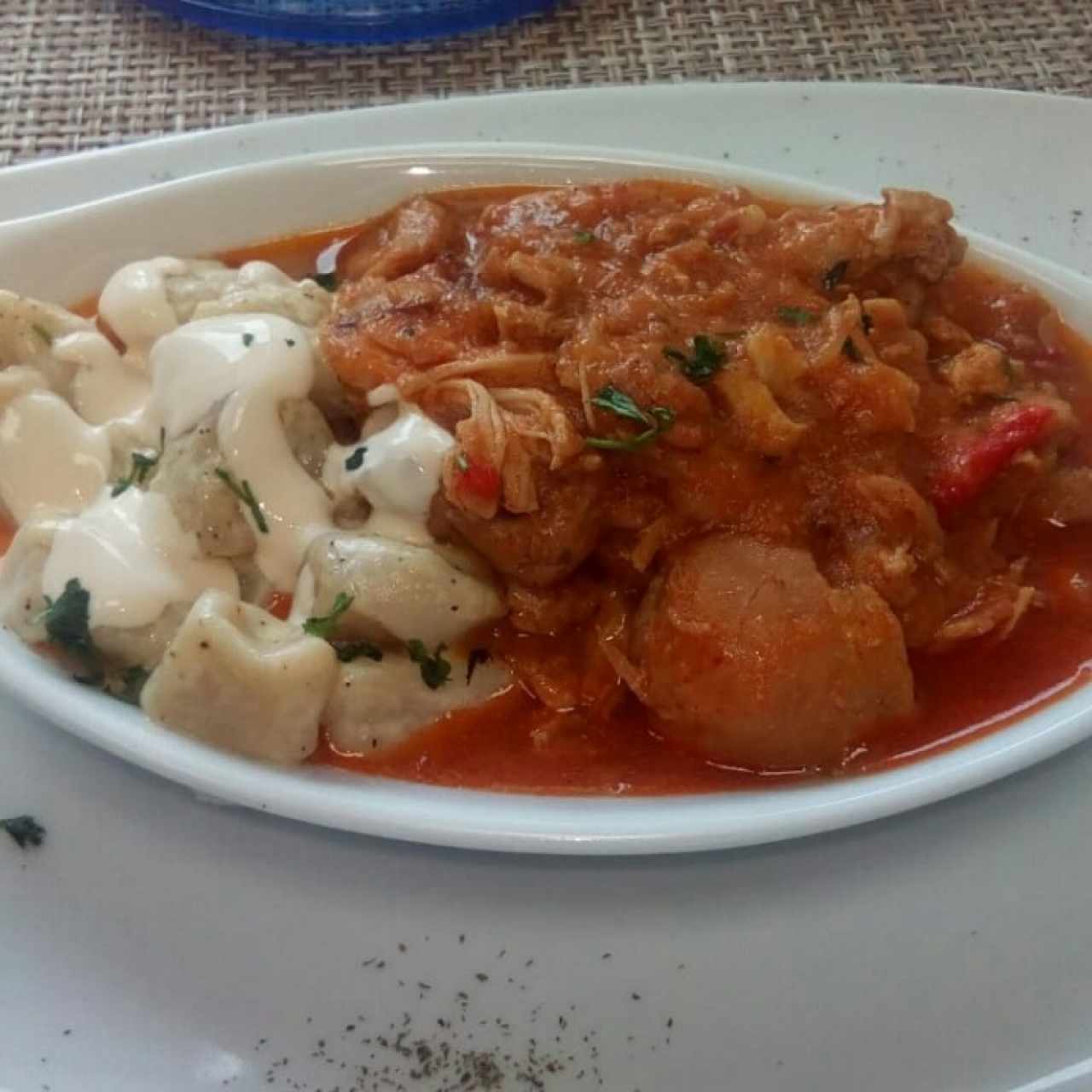 goulash de pollo con ñoquis en salsa agria