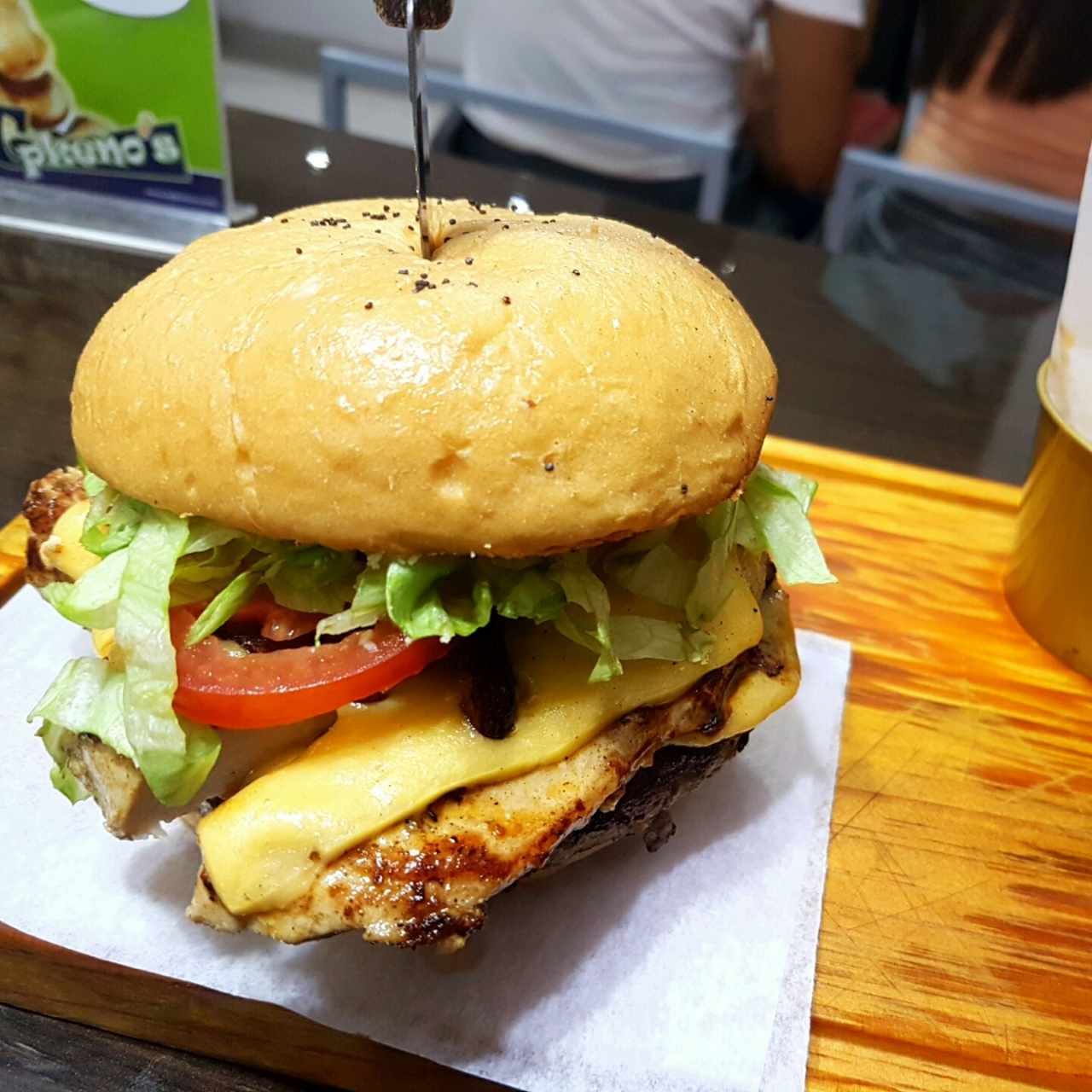 hambuersa doble (pollo y carne, queso, lechuga, tomate, tocino) 