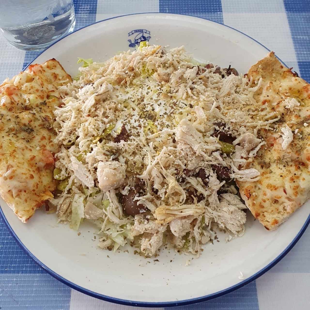 Ensalada Kretan con pollo adicional