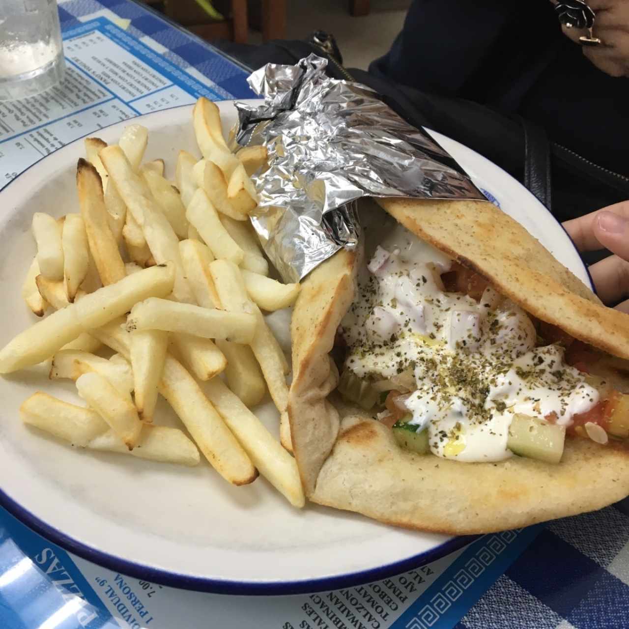 giro de pollo en pan pita