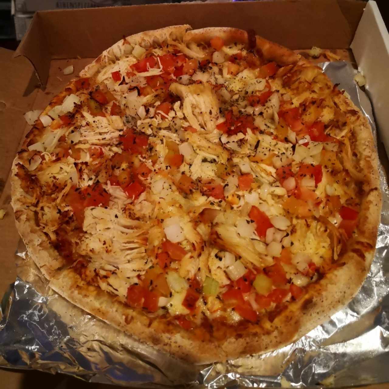 pi,za de pollo, tomate y cebolla 