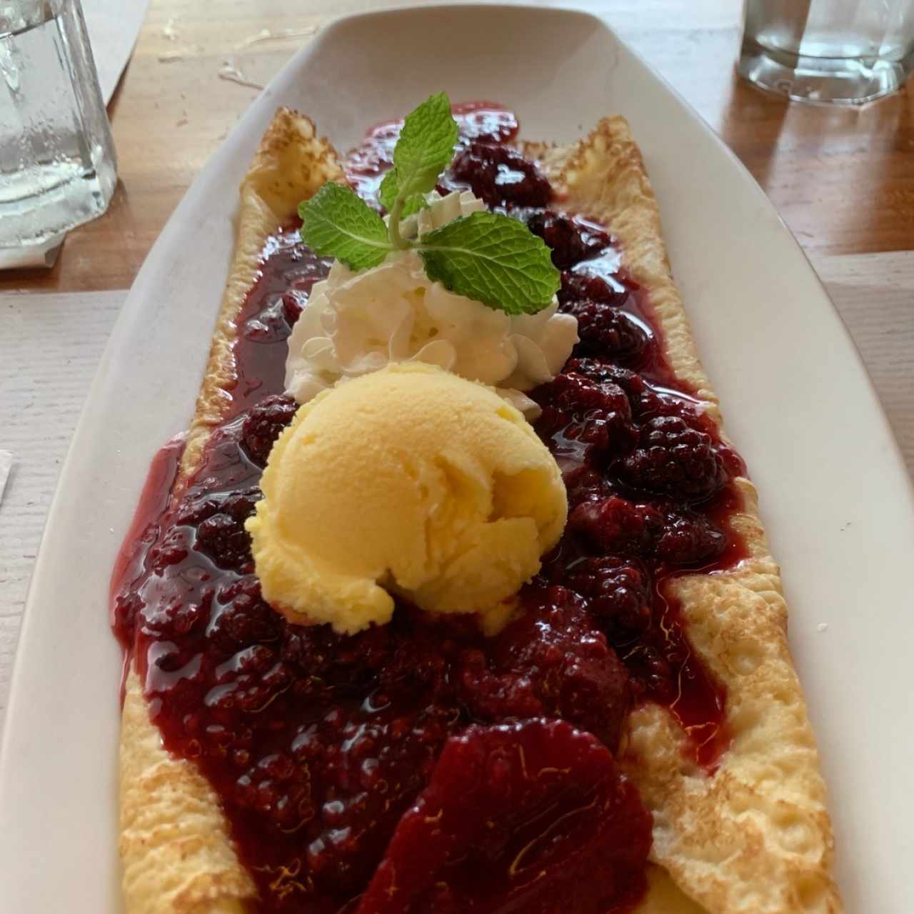 Crepe frutos del bosque con helado de maracuyá