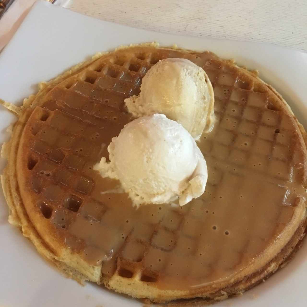Waffle de arequipe con helado de vainilla y arequipe😍👌🏻