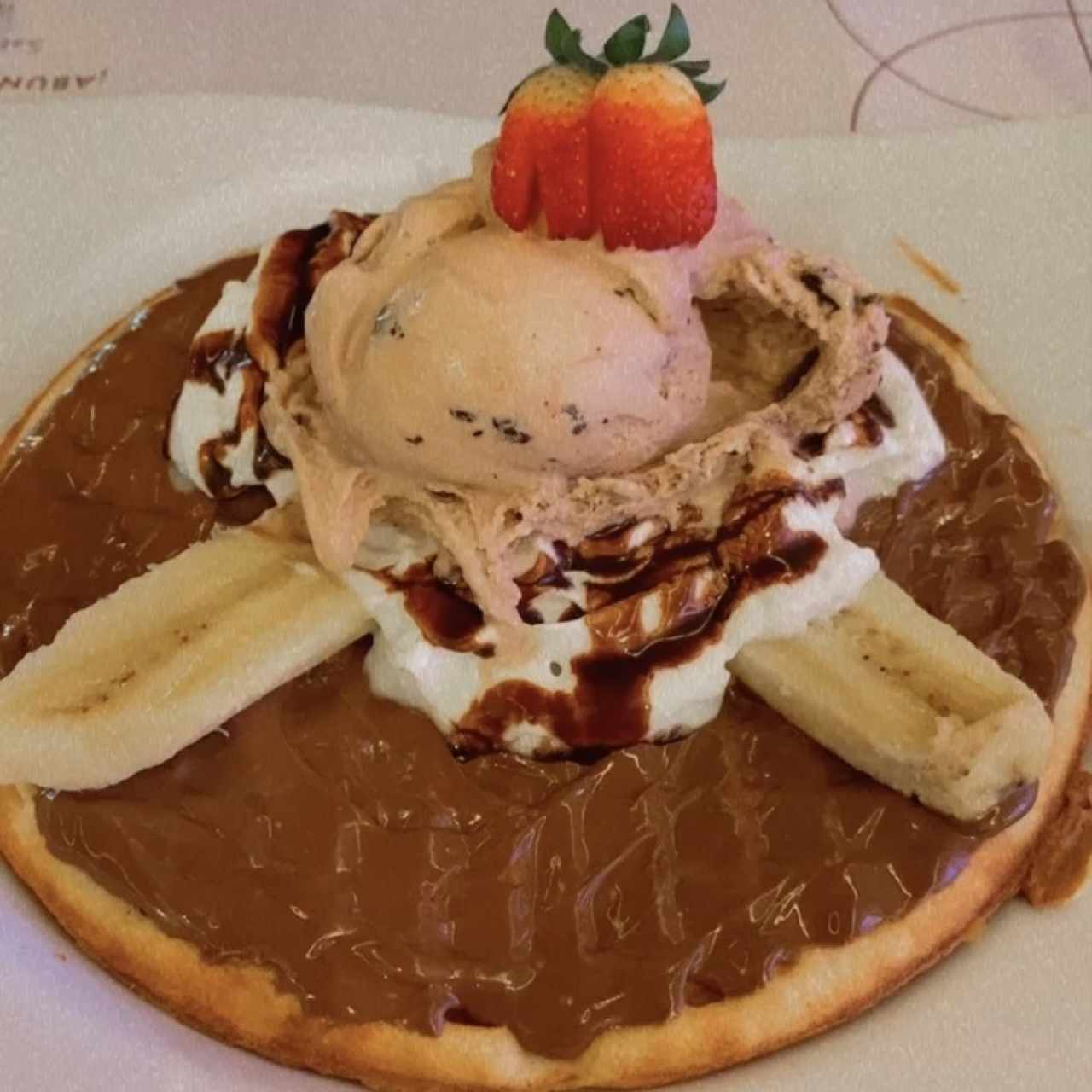 Waffle con helado, banana y nutella
