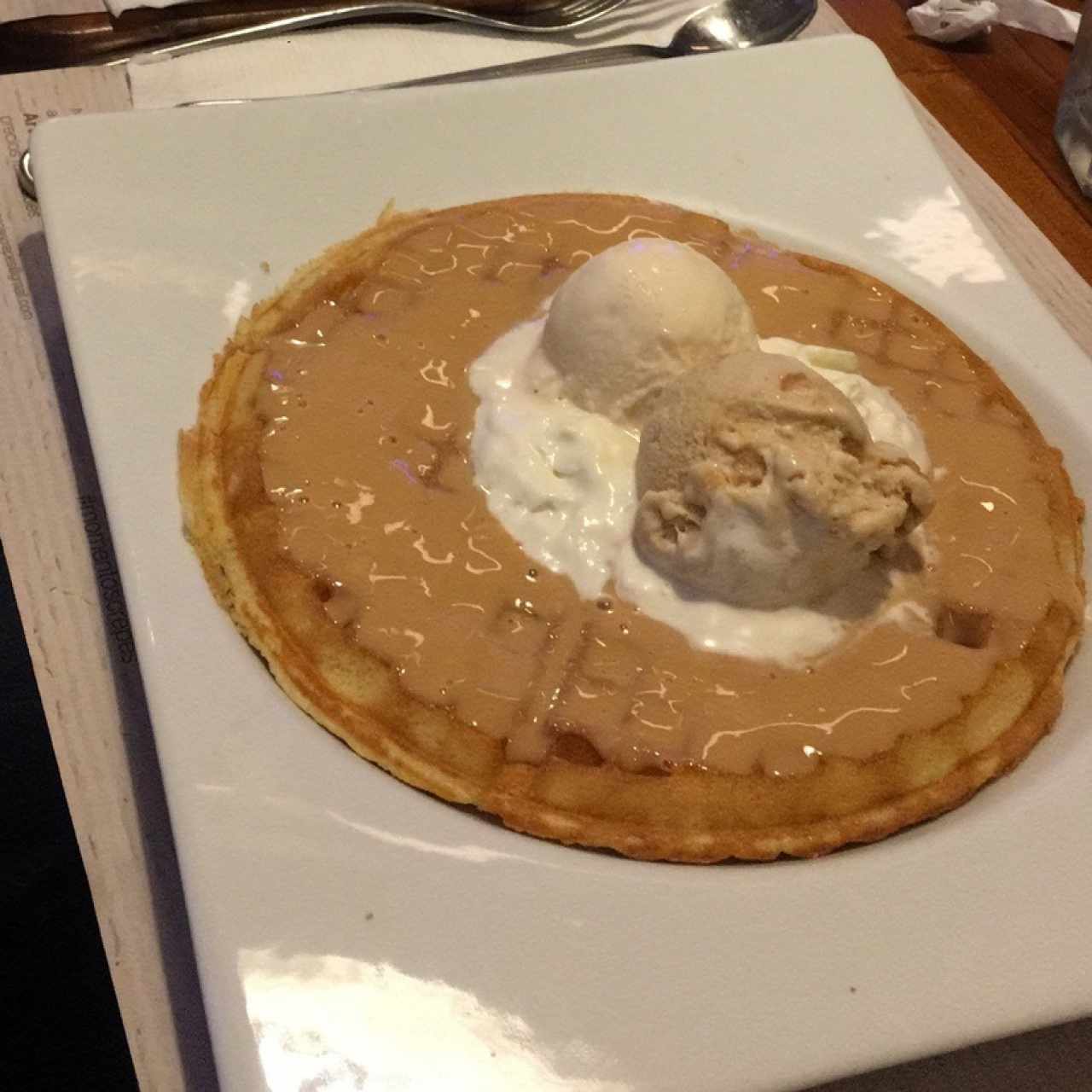 waffle de leche condensada con helado