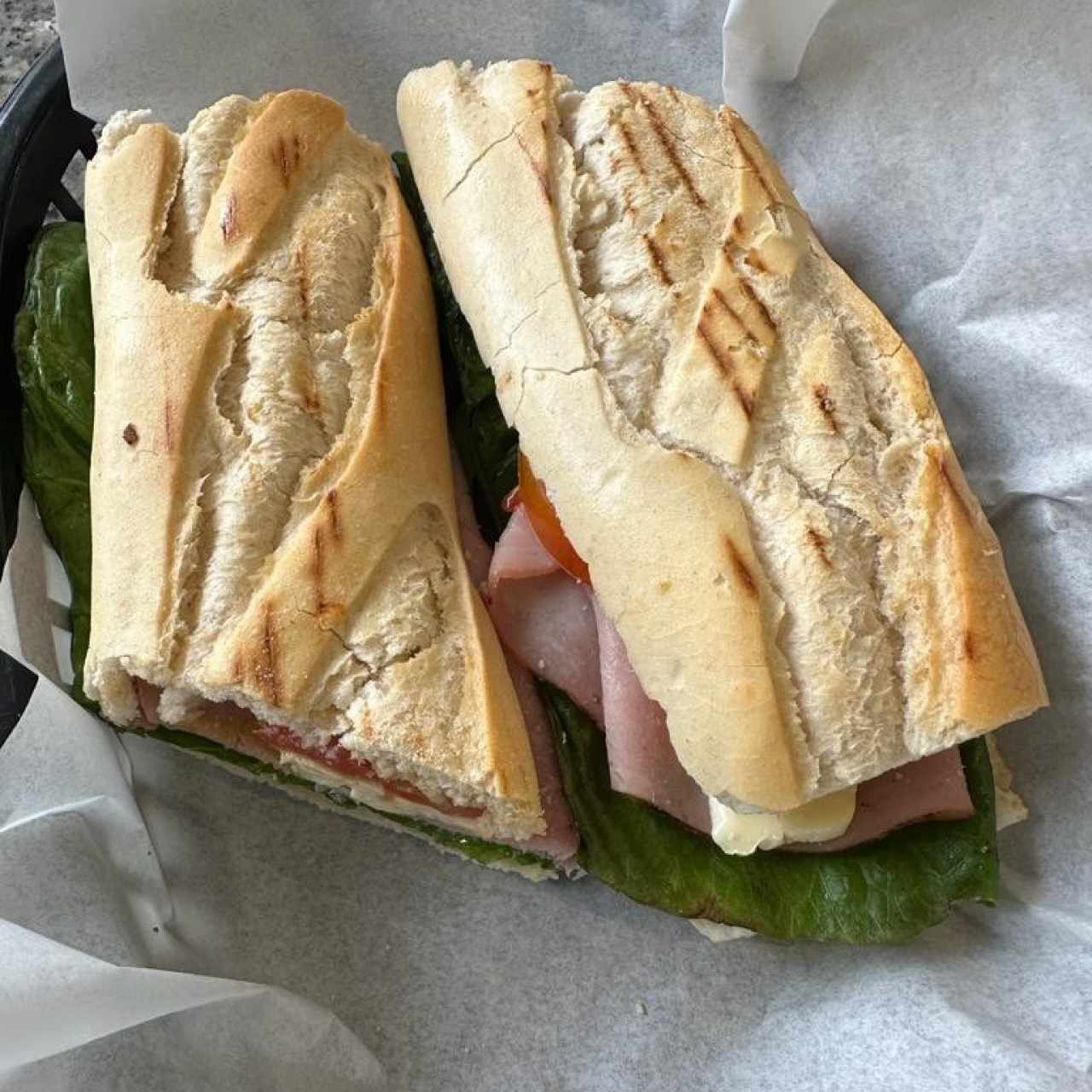 PANINI SELVA NEGRA (Jamón Selva Negra, Queso Emmental, Cebolla Encurtida y Mostaza Dijon)