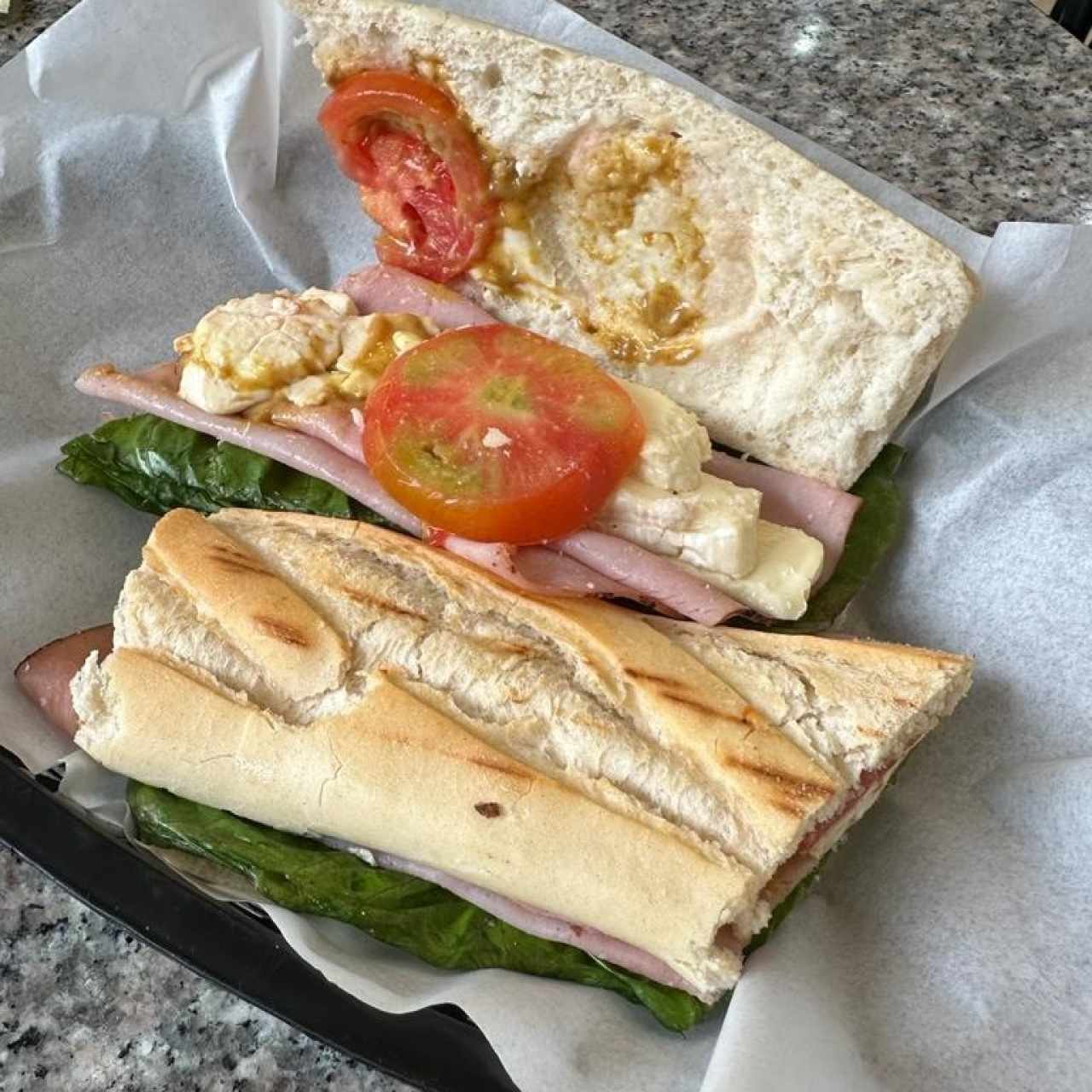 EMPAREDADO #23 (Jamón Selva Negra, Queso Brie, Lechuga, Tomate, Mostaza Miel y Mantequilla)