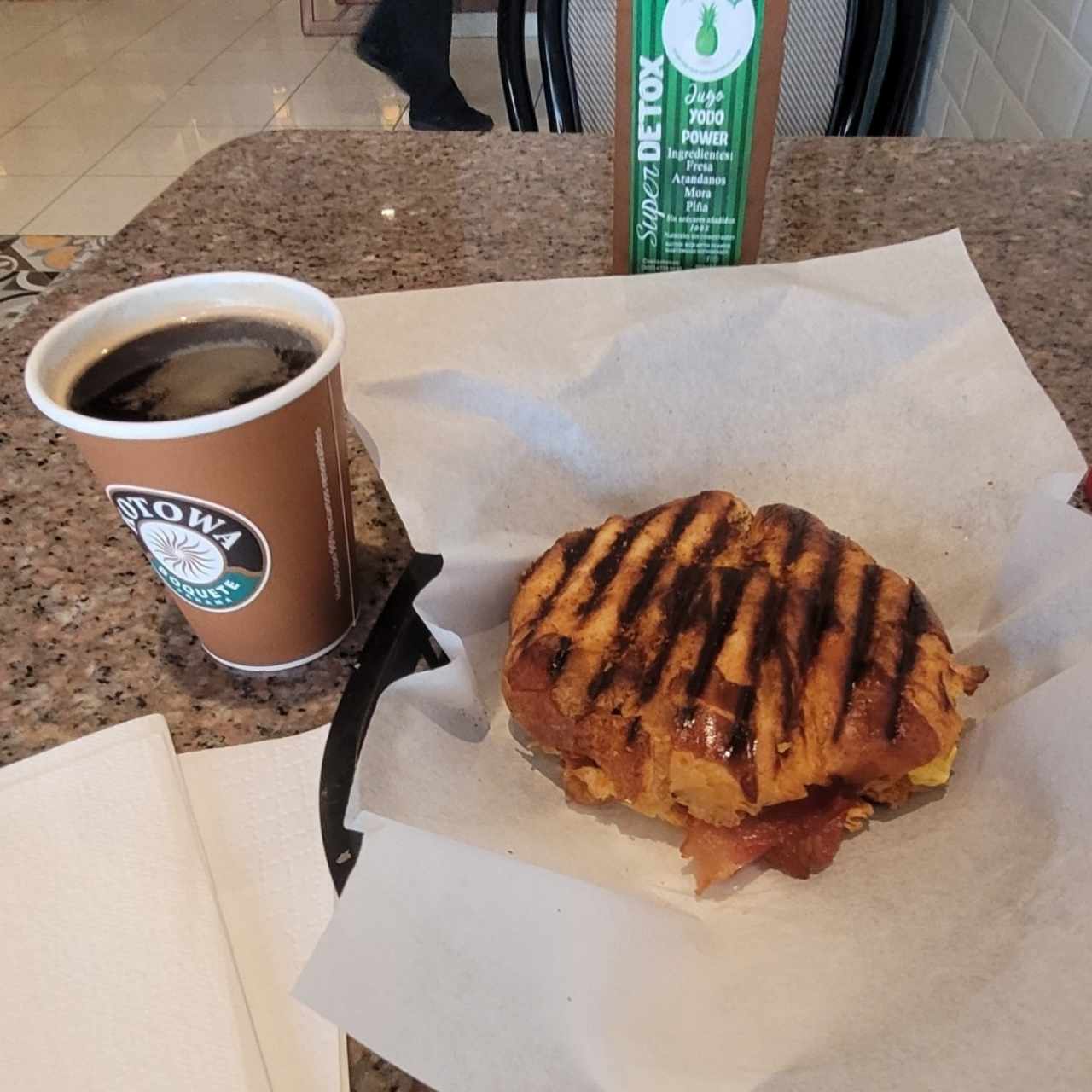 emparedado piggie con extra tocino y cafe americano 