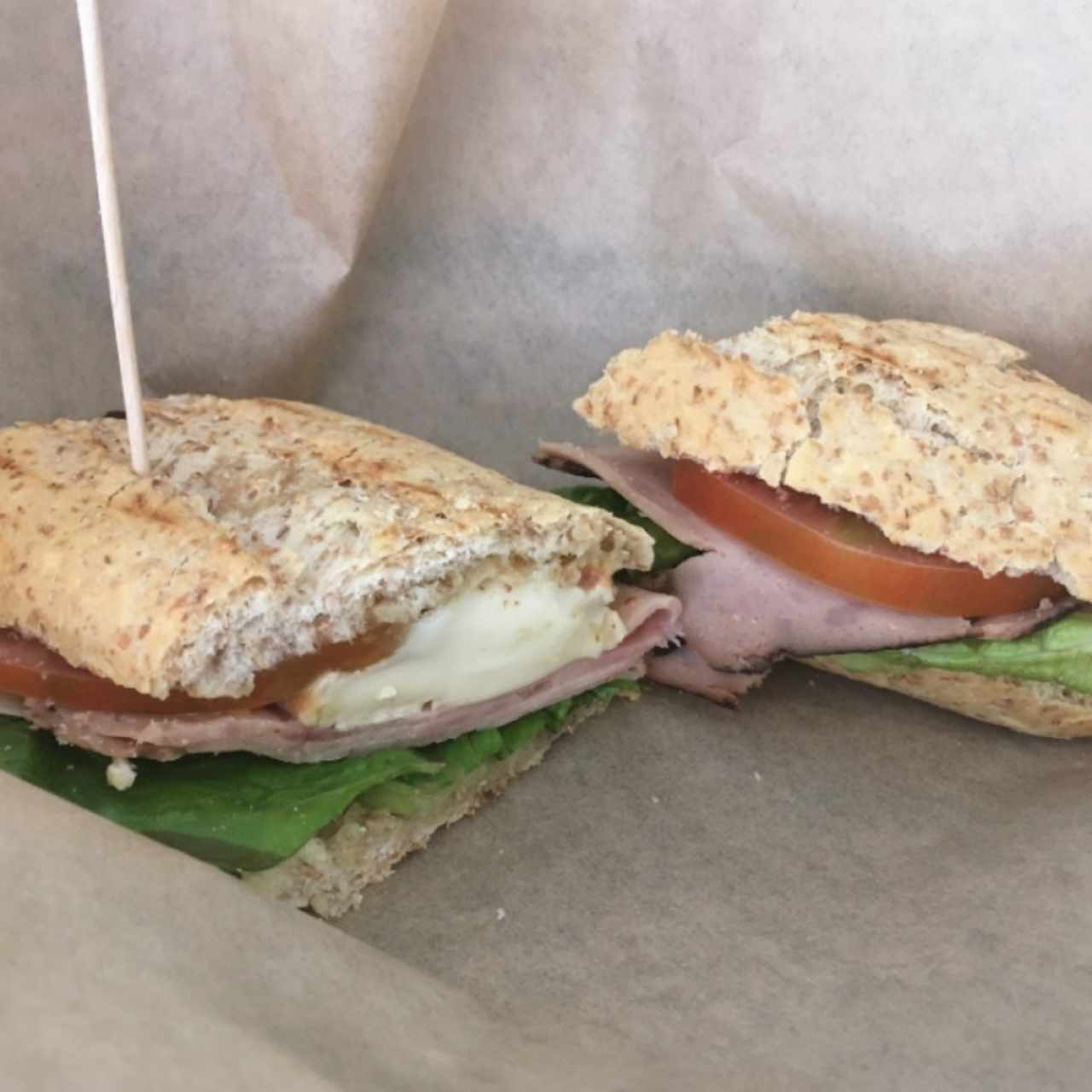 Emparedado de jamón con gruyere