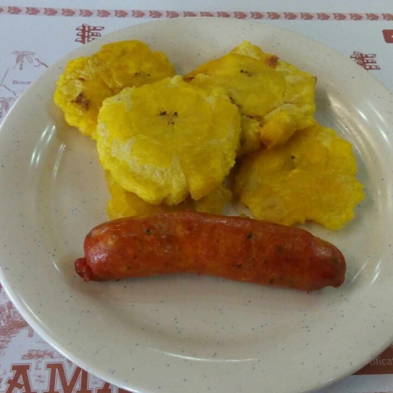 Patacones sin sal y chorizo frío.