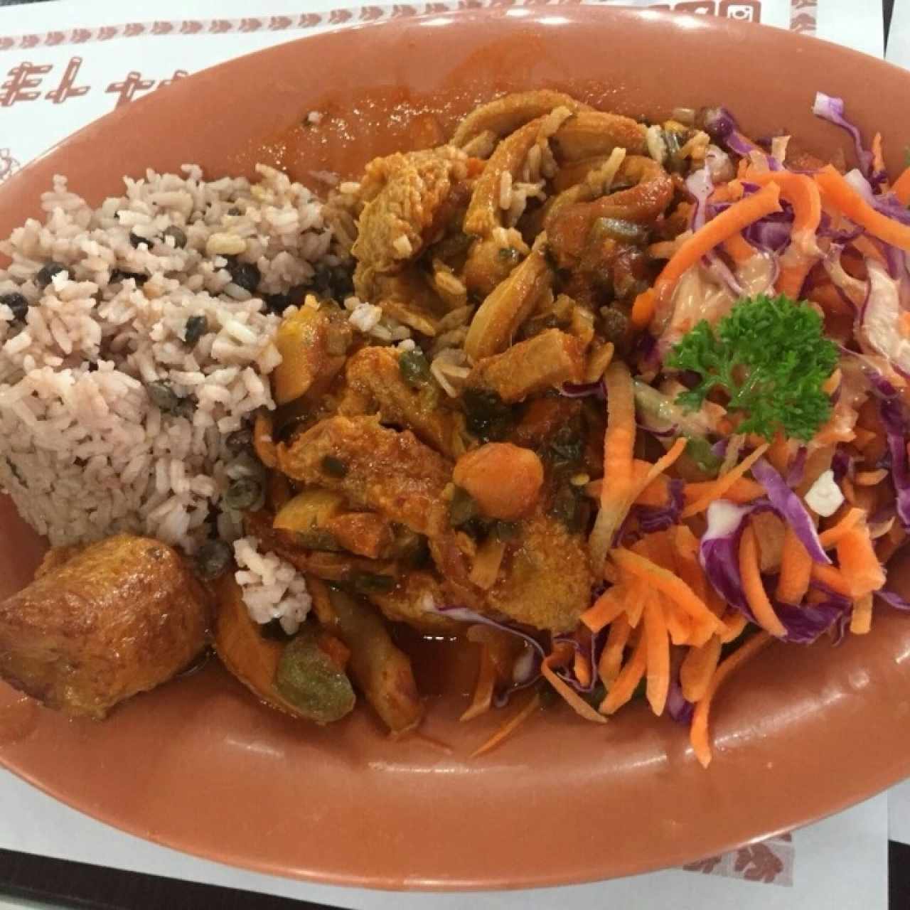 Mondongo con arroz con Guandú, ensalada y platano maduro