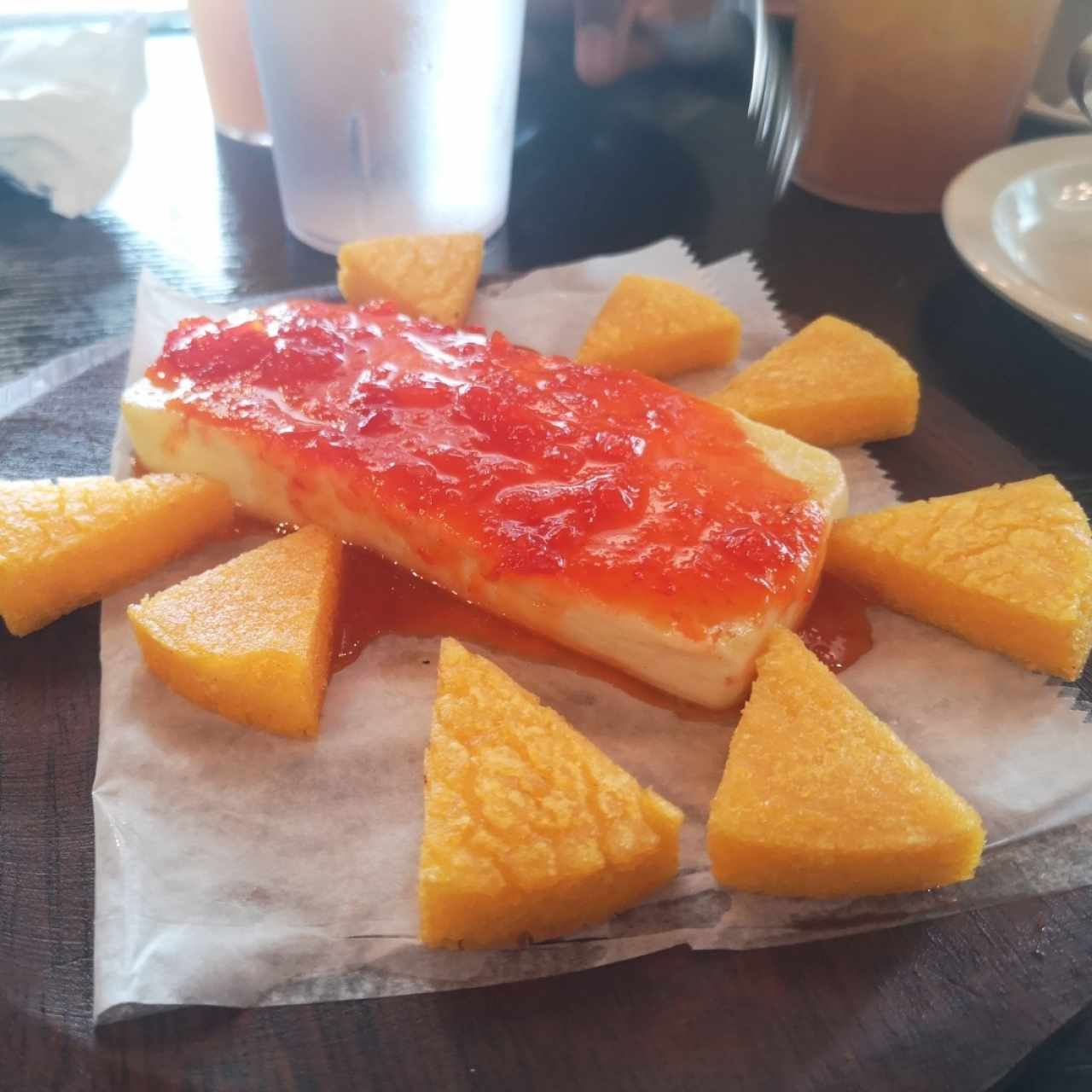 Entrada de queso artesanal con mermelada de ají Chombo y tortilla