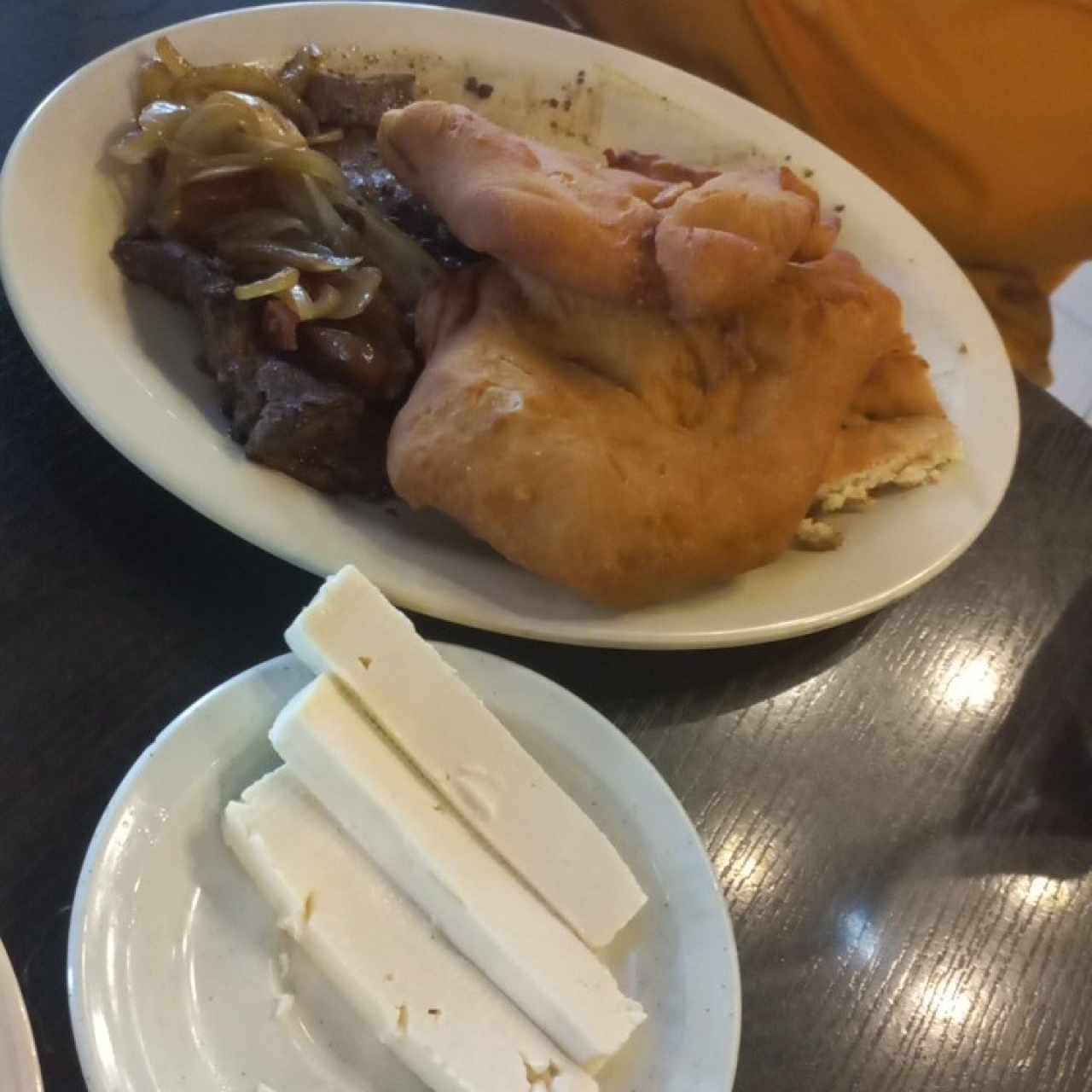 hígado encebollado con hojaldre