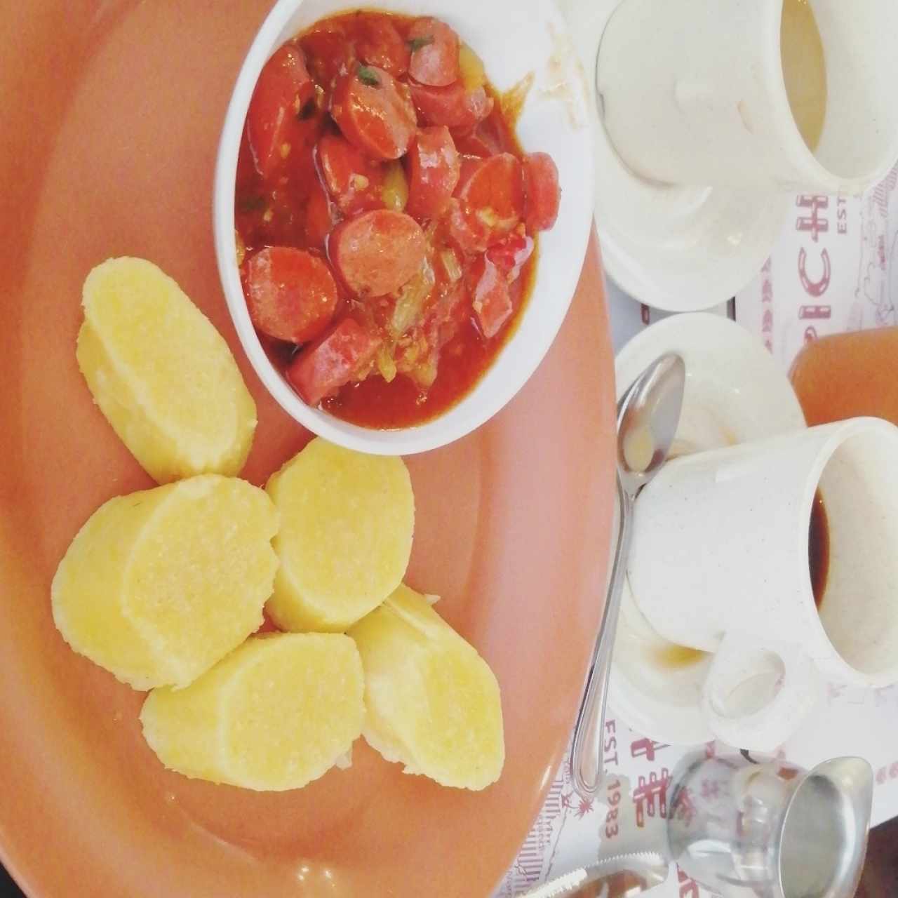 Salchichas guisadas  bollo de maíz nuevo