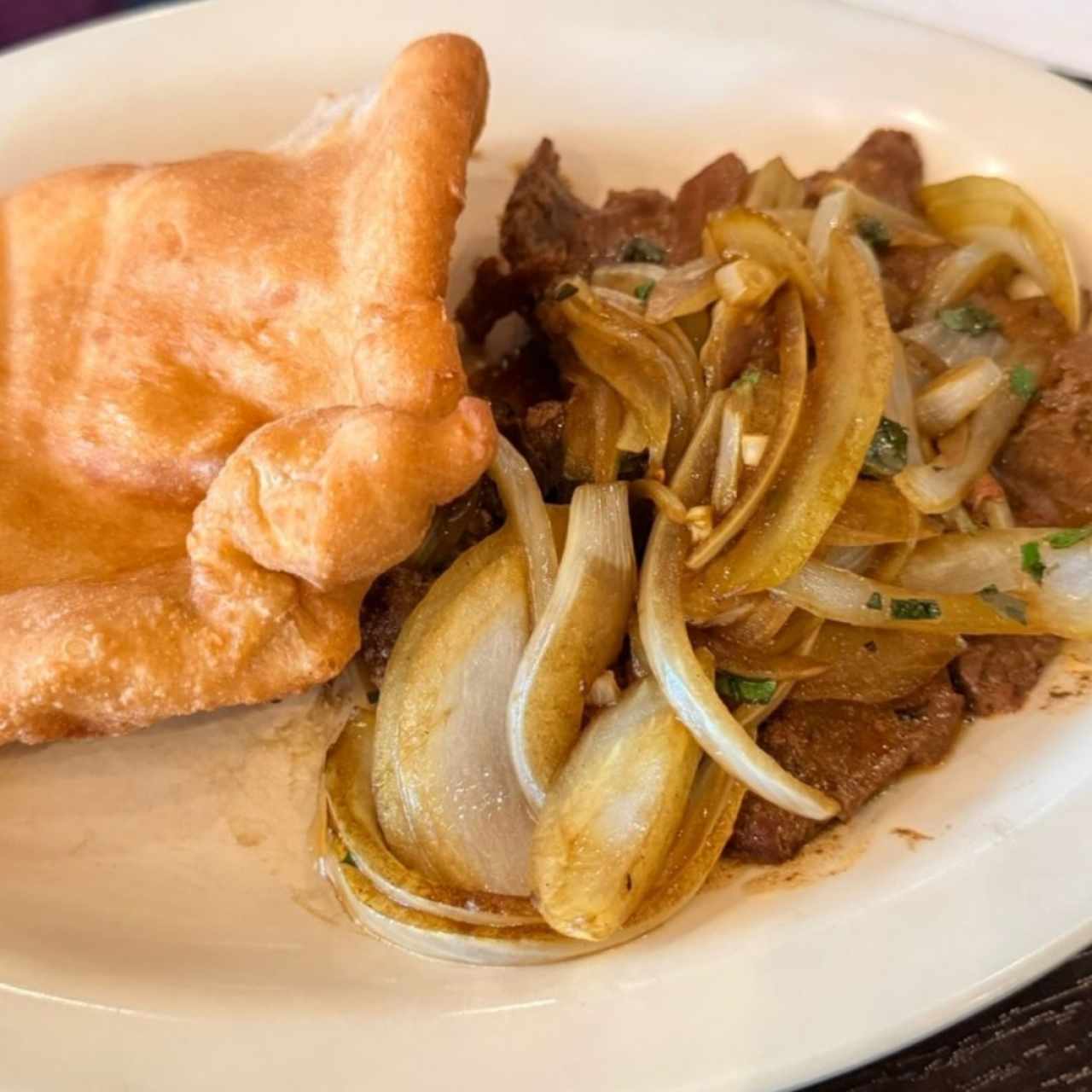 bistec encebollado
