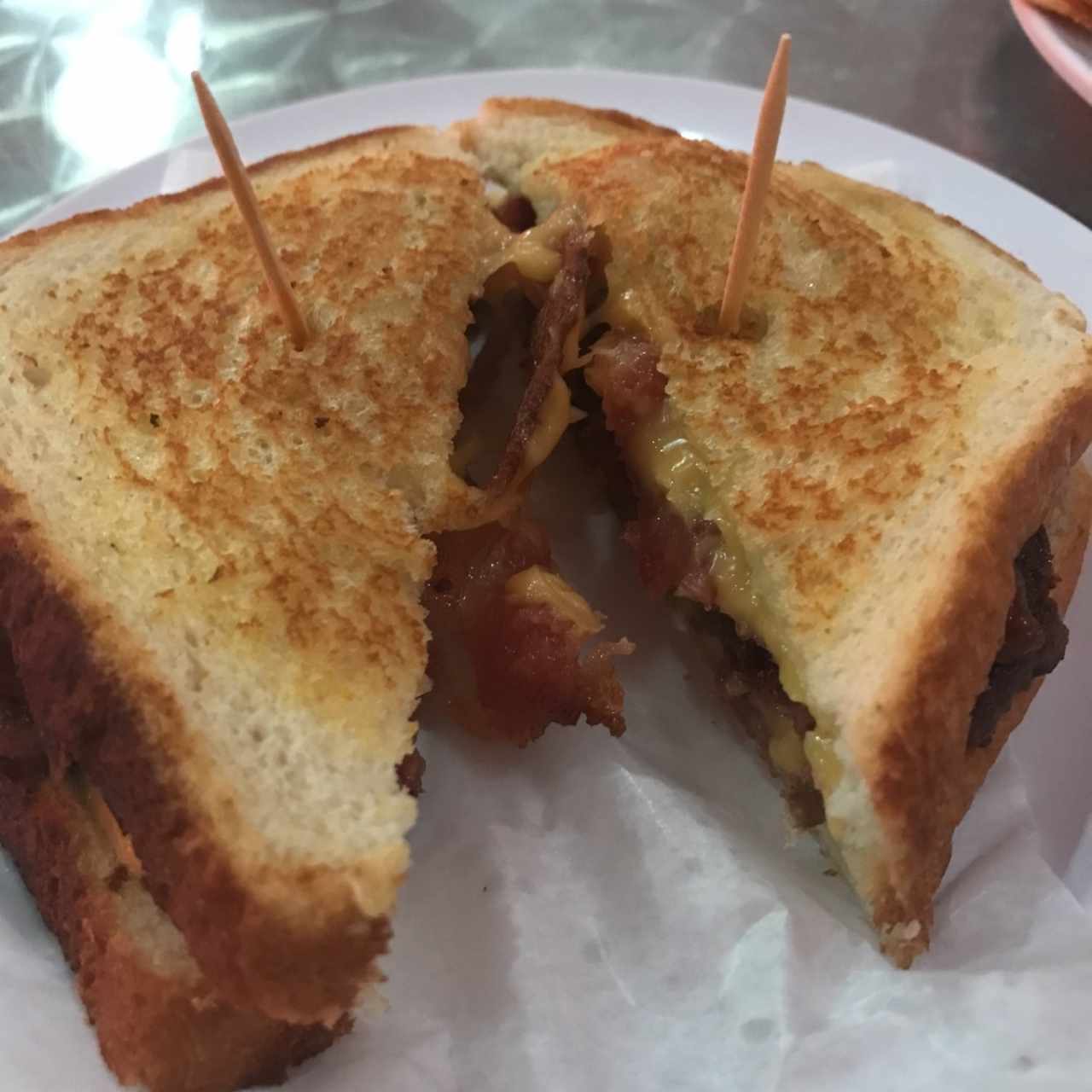 quesoburguesa con tocino plain con pan molde